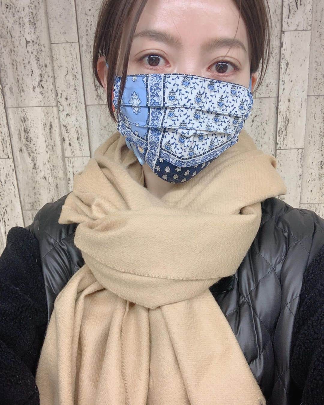 のインスタグラム：「. 🎅🏻からもらったストール🧣♡ チェック柄が良かったとか、 そんなワガママは言いません🤣😅 見た瞬間、悲鳴あげた！！笑 ぬくぬくﻌﻌﻌ . . #クリスマスプレゼント#サンタさん#johnstons#カシミヤ#カシミヤストール#unitedarrows  @johnstonsofelgin」
