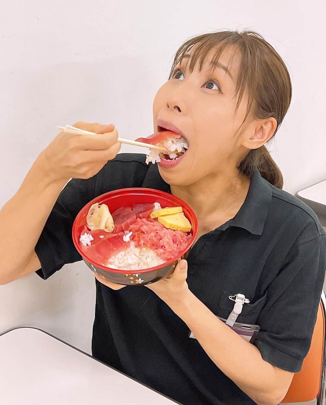 みきママさんのインスタグラム写真 - (みきママInstagram)「【ランチはまぐろ丼です！！】  爆汁餃子の横で売っていたまぐろ丼を食べました🤤🤤🤤幸せ〜🤤🤤🤤  #みきママ」1月9日 15時10分 - mikimama_official