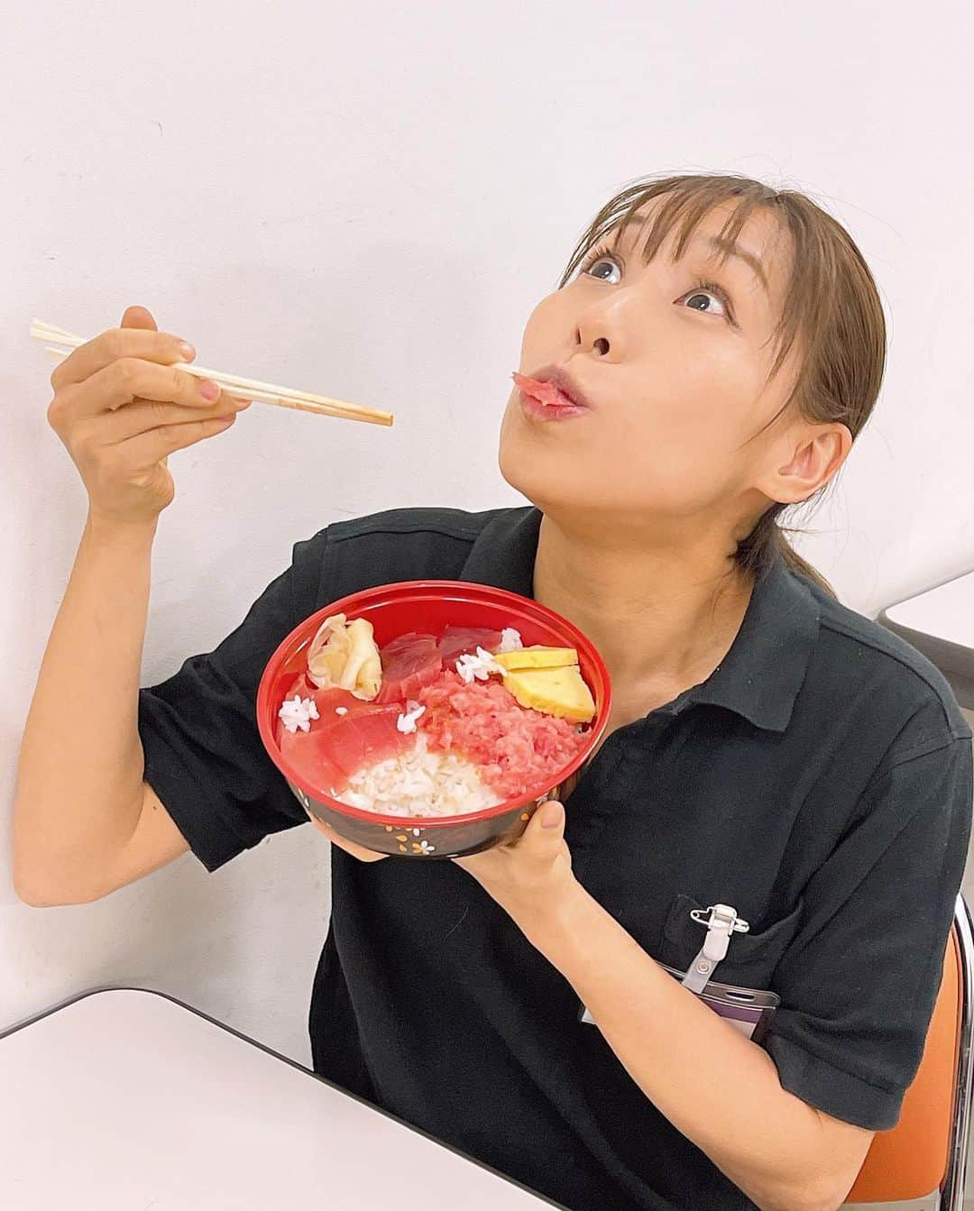 みきママさんのインスタグラム写真 - (みきママInstagram)「【ランチはまぐろ丼です！！】  爆汁餃子の横で売っていたまぐろ丼を食べました🤤🤤🤤幸せ〜🤤🤤🤤  #みきママ」1月9日 15時10分 - mikimama_official