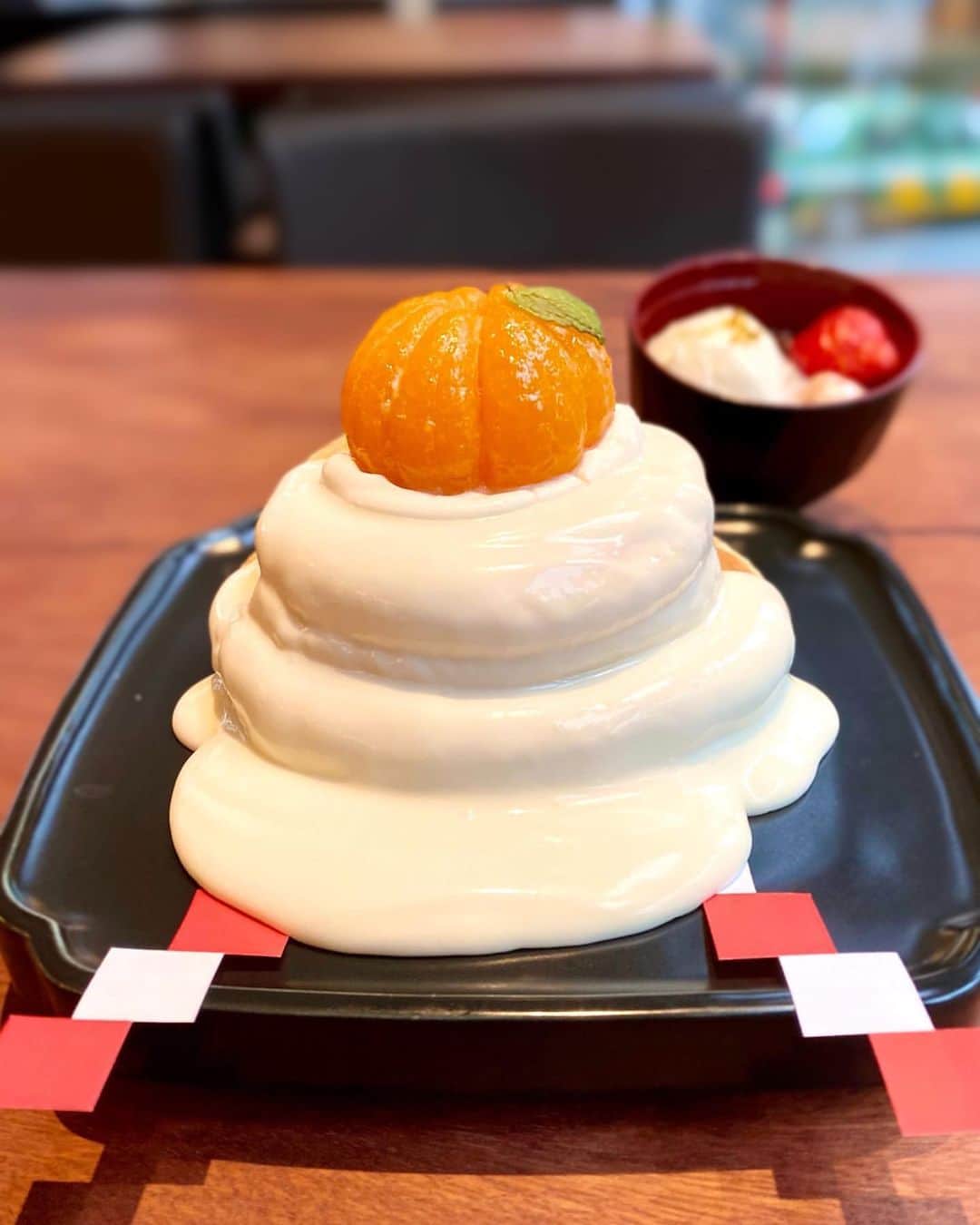 RETRIP<リトリップ>グルメのインスタグラム：「【RETRIP×東京】 こちらは東京・渋谷にある「椿サロン」です。こちらは、鏡餅のような見た目のお正月ほっとけーき🍊クリームチーズの酸味がアクセントのもちもち食感ホットケーキで、ペロリと食べられちゃいます😋11日まで、数量限定なので要チェックです。 . RETRIPでは「おでかけ」に関する様々な情報を発信しています。ぜひ他のアカウントもチェックしてください！ . @retrip_nagoya_ 名古屋の話題のカフェを紹介 @retrip_osaka_ 大阪のおでかけグルメスポットを紹介 @retrip_kyoto_ 京都のおでかけスポットを紹介 @retrip_fukuoka_ 福岡のおでかけグルメスポットを紹介 @retrip_hokkaido_ 北海道のおでかけスポットを紹介 @retrip_korea_ 韓国の話題のカフェを紹介 @retrip_news 最新のおでかけ情報を紹介 @retrip_nippon 日本の絶景を紹介 @retrip_global 海外の絶景を紹介 @retrip_gourmet 全国の話題のスイーツを紹介 @retrip_dinner 全国の話題のごはんを紹介 @retrip_cafe 全国のおしゃれなカフェを紹介 . ▼RETRIP[リトリップ]のアプリは AppStore、GooglePlay「リトリップ」で検索！ プロフィールのURLからもダウンロードできます。 . photo by  @maki_1129__ . . #retrip #retrip_ui #渋谷グルメ #渋谷カフェ #東京カフェ #東京グルメ #椿サロン渋谷 #椿サロン #カフェ好きな人と繋がりたい #スイーツ好き #スイーツ好きな人と繋がりたい #スイーツ好きな人とつながりたい #グルメ好きな人と繋がりたい #グルメ好き #グルメ好きと繋がりたい #スイーツ部 #カフェ部」