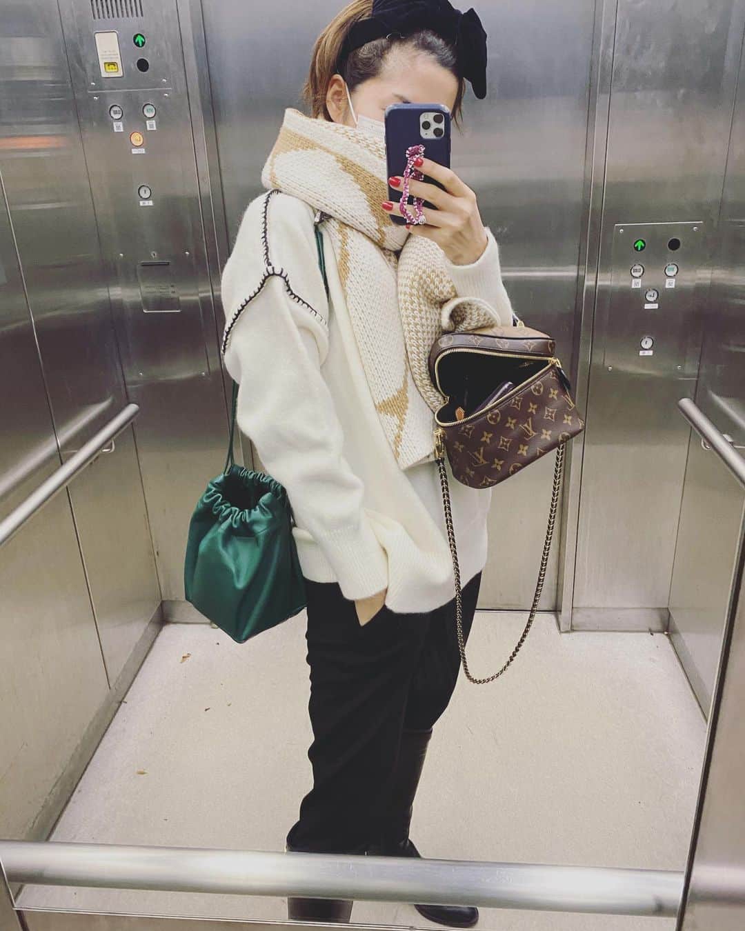 のインスタグラム：「. . 七不思議。 . 急いで出たらBagを2つ持って出かけている。😅怖。 . . グリーンのbagはバーニーズのセールでgetした　@jilsander 💚🖤グリーン大好き💚 . .#louisvuitton #ルイヴィトン#jilsander #ジルサンダー」
