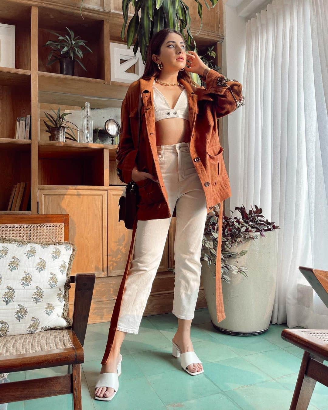 Aashna Shroffさんのインスタグラム写真 - (Aashna ShroffInstagram)「When you’re prepared to roast in the day and freeze at night. Just Bombay “winter” things 🤷🏻‍♀️  Jacket : @ahummingway Bag : @burberry Crop Top : @revolve Jeans : @hm Heels & jewellery : @zara」1月9日 15時13分 - aashnashroff