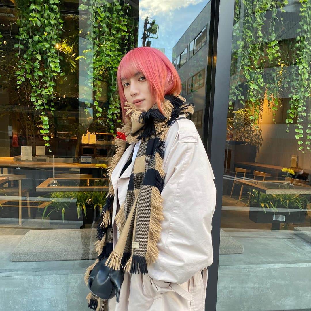 とまんのインスタグラム：「. やっぱりピンクがすき  After all I like pink.  毕竟我喜欢粉红色  blocでmimaに素敵なカラーと素敵なカットを していただいて2021年の良い始まりです🎍  色にも長さでも悩んでも安心して頼れる それがblocでありmimaです  心機一転気分上げて頑張ろう！」