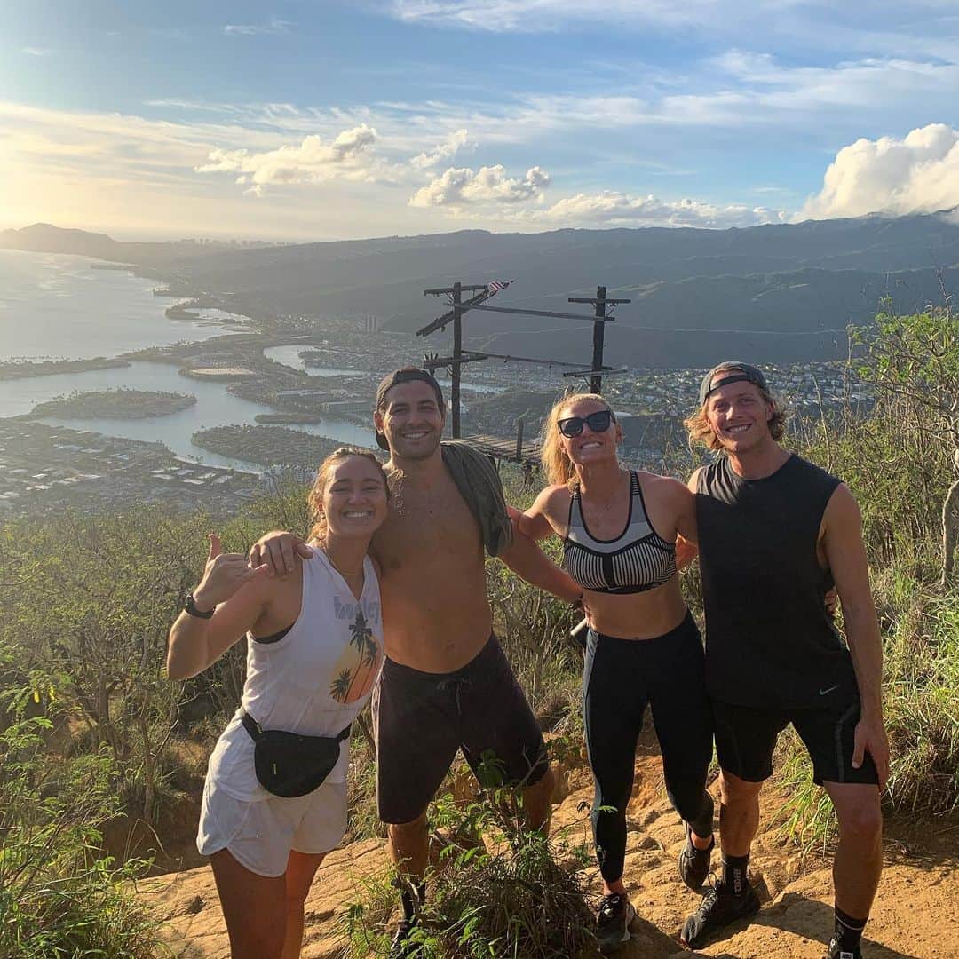 レイキー・ピーターソンのインスタグラム：「Awesome to see another side of Hawaii yesterday! Thanks @rissmoore10 and Luke for the leg burner of a hike haha awesome times 💛🙌🏼」