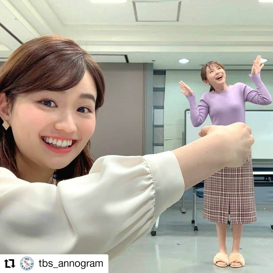 TBS「はやドキ！」のインスタグラム：「#Repost @tbs_annogram • • • • • • 篠原梨菜です @shinorinatbs ！ . コロナ禍の日々を少し明るくできないかと「ディスタンス写真」のバリエーションを色々考えています🤔 . 僭越ながら、皆川アナをつかまえさせていただきました☺️ . ディスタンス写真の案があったら皆さんも色々教えてください！! .  #篠原梨菜  #皆川玲奈 #アナウンサー #はやドキ #tbs」