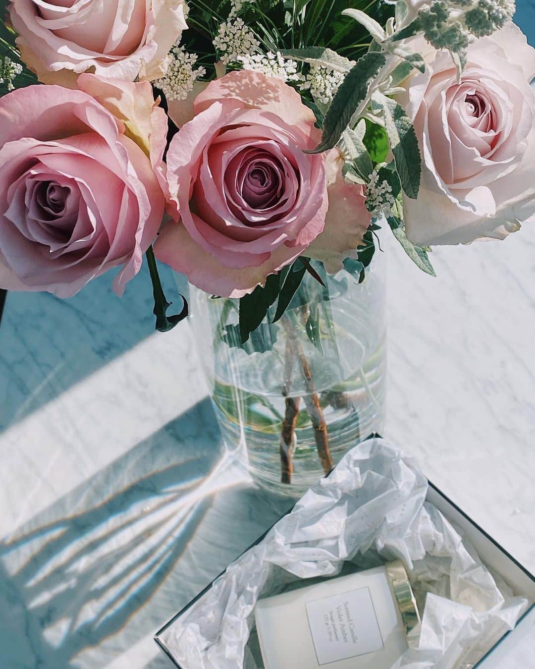 RIKAのインスタグラム：「日常にお花を取り入れたくて、今年は自分にもいっぱいお花を買おうと思って🩰🪘🤍  派手な色ばかり好んでるから、今日は淡い色選んでみた🌸癒 午前中から散歩したり家事したりでいい気持ち🥐」