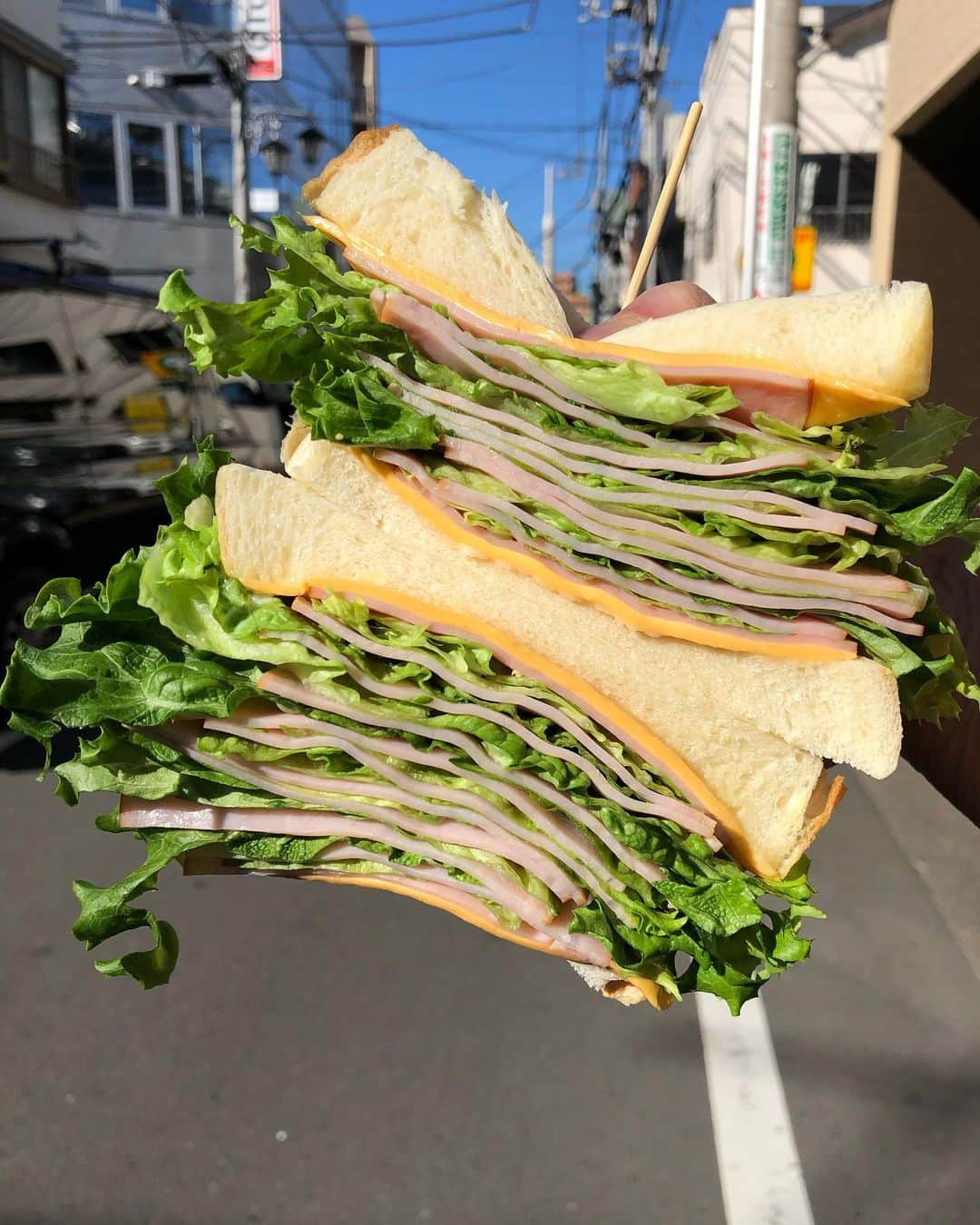 Coffee & Toast Tokyoさんのインスタグラム写真 - (Coffee & Toast TokyoInstagram)「ミルフィーユ レタスハムサンド! 💚💚💚💚💚  シャキシャキのレタス食べたい！ ということで、ミルフィーユ仕立てにしたたっぷりのレタスとハムに、チーズを挟んでみました！  ロースハムのほどよい脂身と肉のしっとりとした感触とシャキシャキのレタスに加え、チーズの風味をパンがまとめる、味わい深いサンドイッチの完成しました😋😋😋  #shortcake #strawberryshortcake  #strawberrycake  #トースト  #トーストアレンジ #食パンアレンジ  #食パン  #世田谷カフェ  #東京パン屋  #パンスタグラム  #吐司  #paingrillé  #torrada #toast  #toasttuesday  #tostadas  #東京カフェ  #三軒茶屋カフェ #カフェ  #photooftheday  #サンドイッチ #野菜サンド  #sandwich  #ハム  #ミルフィーユ  #togo」1月9日 15時30分 - coffeetoast2