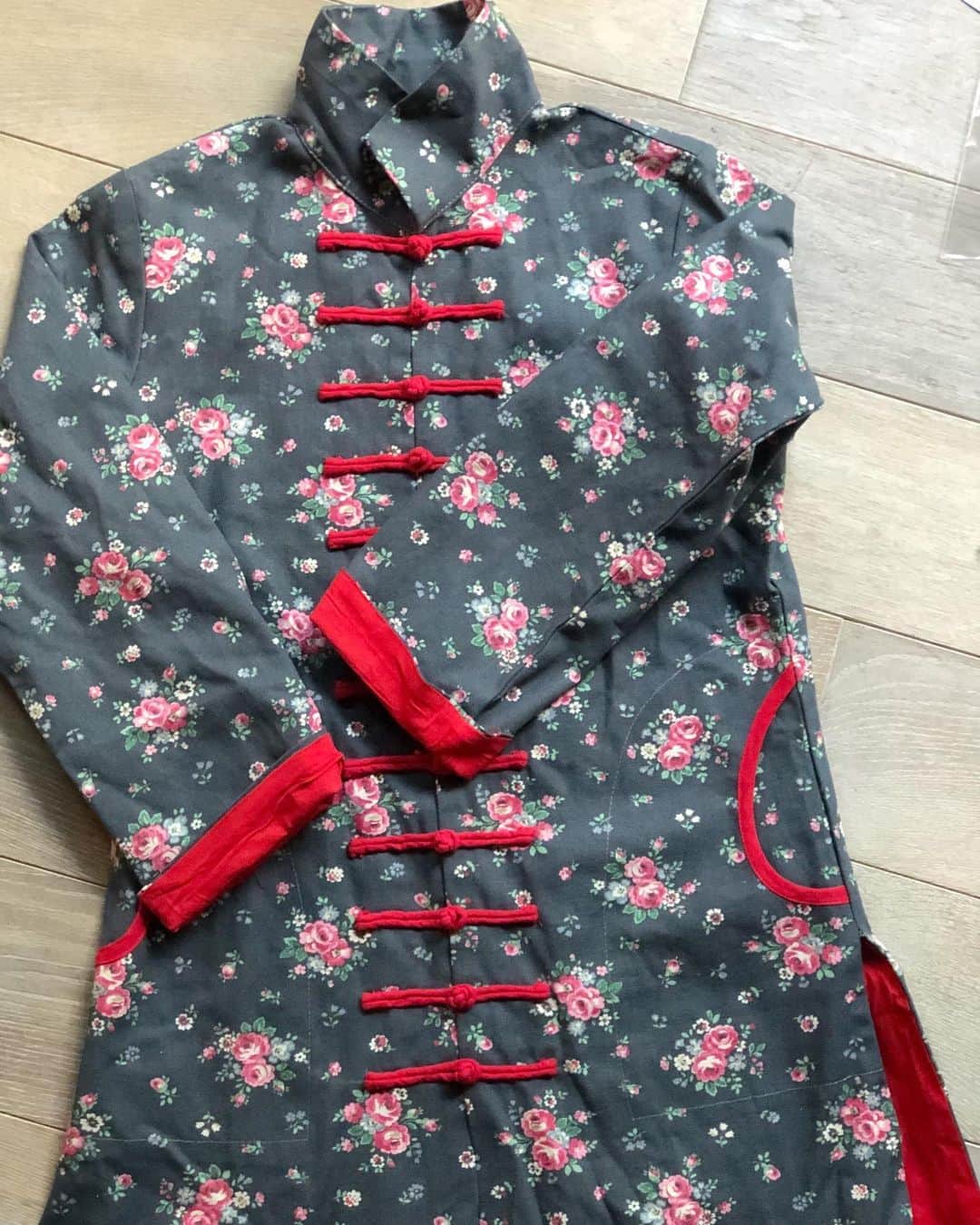 のインスタグラム：「コロナは絶対的悪だけど  かわいい服って絶対的正義だと思う  どんな状況であれ好きな服を纏う幸せは失っちゃだめだと思う また今回も嫁に行かせる儀式(梱包)しながらやっぱりかわいいなって嬉しくなっている私です  また次の営業にもストーリーかライブで商品紹介させていただきますね 今度は事前告知いたします🙇🏻‍♀️ (画像のジャケットはsoldです)  #swellvtg #chinajacket #vintage #tokyo #harajuku」