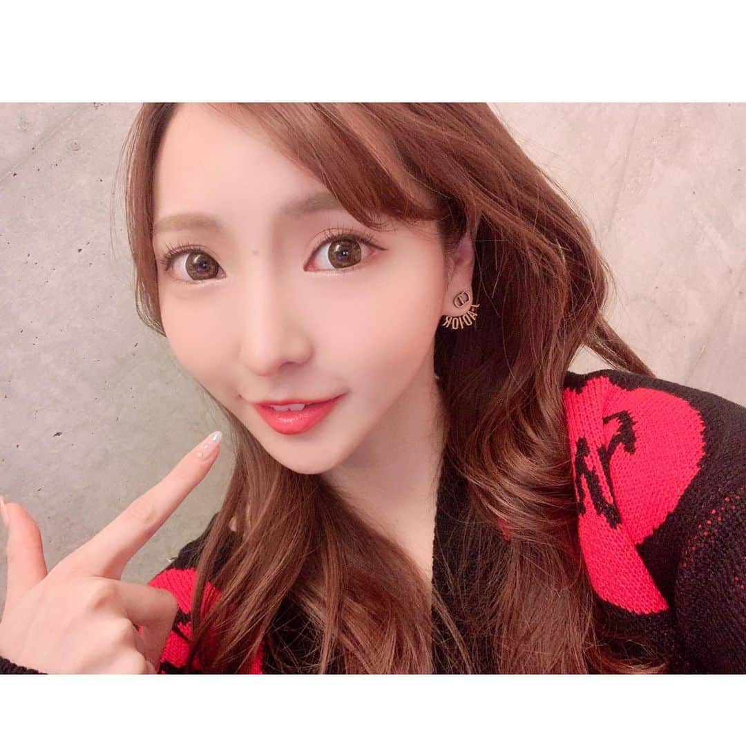 輝月あんりのインスタグラム：「久しぶりにホワイトニングにいってきたよ👧❣️ 今年は月に１回通って白さを保ちたい♡  施術中は痛みもなくて寝てました🤣  先生来月もよろしくお願いします♡♡♡  あんりのインスタ見たよ‼️で15人限定で【初回限定価格】で下記↓のメニューが受けられます✨  🐻‍❄️メニュー内容🐻‍❄️  ①❗白さお約束コース❗ 【プレミアムホワイトニング】 90%以上の方が選択します! 合計 8 回 2 来店(1 回 8 分照射)17600 円 ※ジェル代は別途 9000 円〜   今までのセルフホワイトニングで満足できなかった方や、⻭科ホワイトニングの痛みで挫折してしまった方に大 人気!低価格で最高のホワイトニング効果をお約束します‼️✨  ②お手軽ホワイトニングコース 【ナチュラルホワイトニング】 自然の白さを求める方へ 3 回(1 回 10 分照射)5500円  ホワイトニング未経験者や自然の白さを求める方へ、日本最高品質のセルフホワイトニングをご提供します‼️✨  ✍️ご予約方法 🔸LINE ID  @hwl1380m (プロフィールURL からもLINE出来ます) 🔸DM 🔸プロフィールのURLから可能 🔸電話番号　03-4531-2559  東京都中央区銀座3-11-19 🎉10時〜22時まで営業🎉  #銀座deホワイトニング #ホワイトニングオススメ #歯を白く #歯が白い #人気サロン #セルフエステ #歯磨き粉 #綺麗な歯 #ホワイトニングサロン #個室サロン #銀座エステ #銀座 #東銀座 #セルフホワイトニング #ホワイトニング #白い歯」