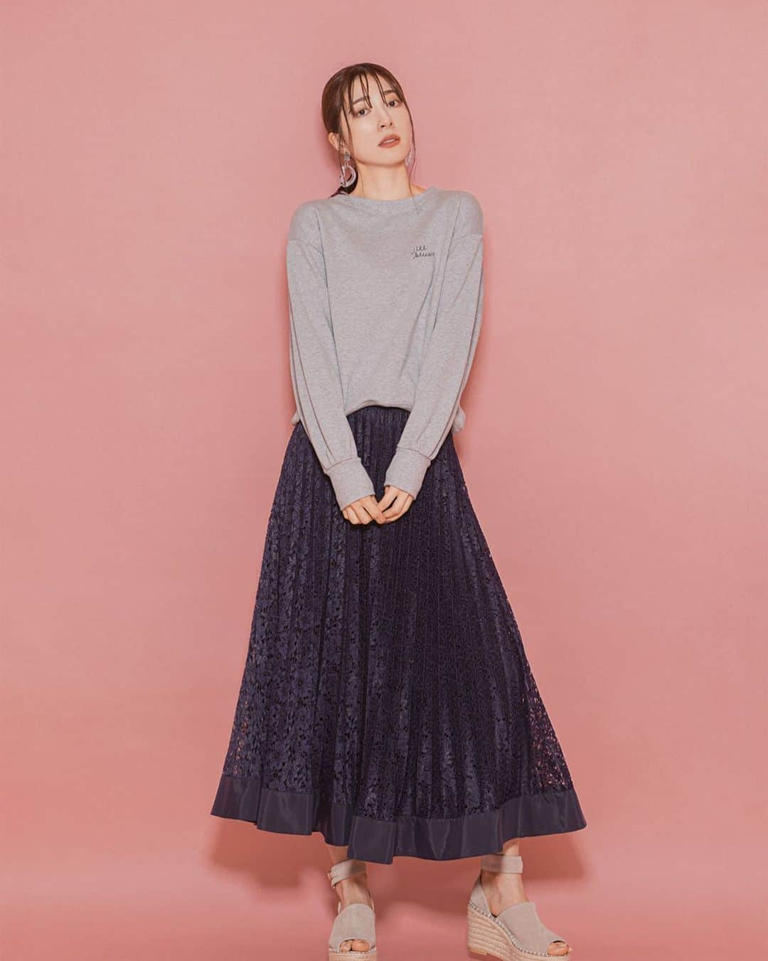 JILLSTUARTさんのインスタグラム写真 - (JILLSTUARTInstagram)「.﻿ 【JILLSTUART×moeko Special Collaboration】﻿ ﻿ BACK PRINT PULLOVER﻿(JILLSTUART×moeko) col.gray,white,pink ¥13,000+tax ﻿ YULA LACE PLEATS SKIRT col.navy,white ¥25,000+tax  #JILLSTUART﻿ #moeko﻿ #collaboration﻿ #artwork」1月9日 15時46分 - jillstuart.jp