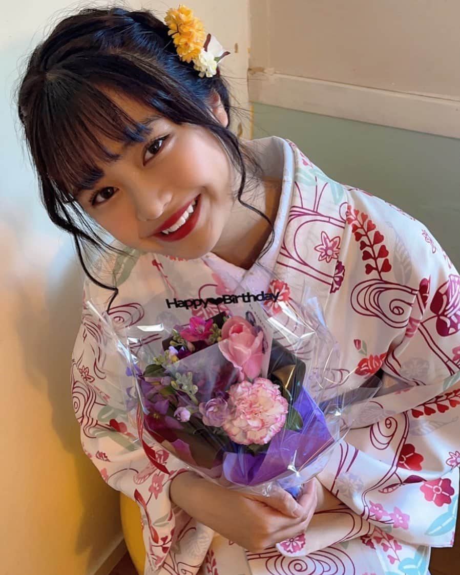 西本ヒカルのインスタグラム：「・ ☺︎💐 ・ ・ ・ #誕生日花束  #マネジャーさんから #感謝」