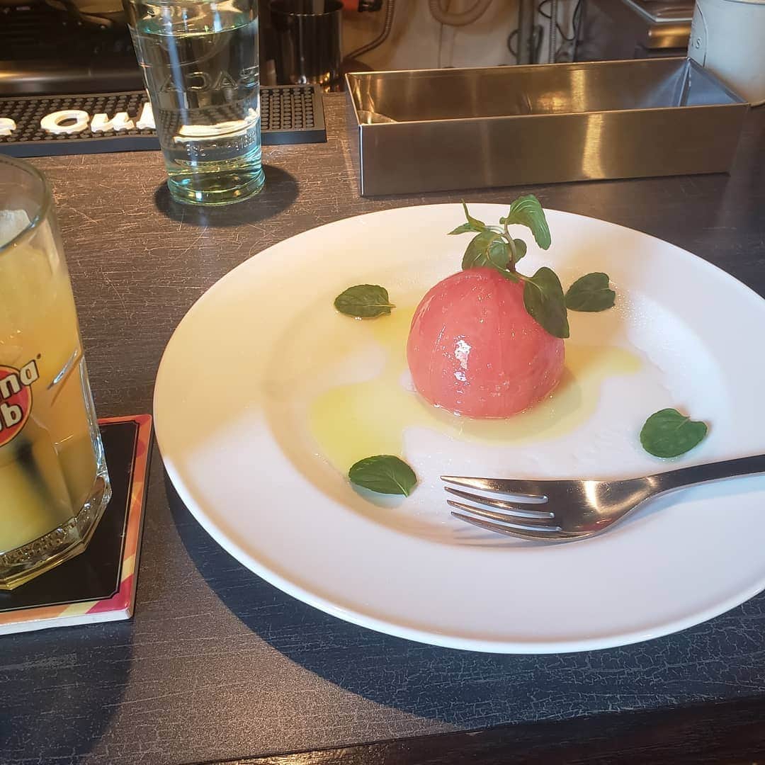 角川慶子のインスタグラム：「福富町の行ってみたかったお店がまさかの昼営業。 美味しかった&ぼっちめしで経済回してきたよ。 そのあと黄金町のいまは亡きちょんの間通りを歩くいつものお散歩コース♪ #黄金町#ちょんの間 #青線」