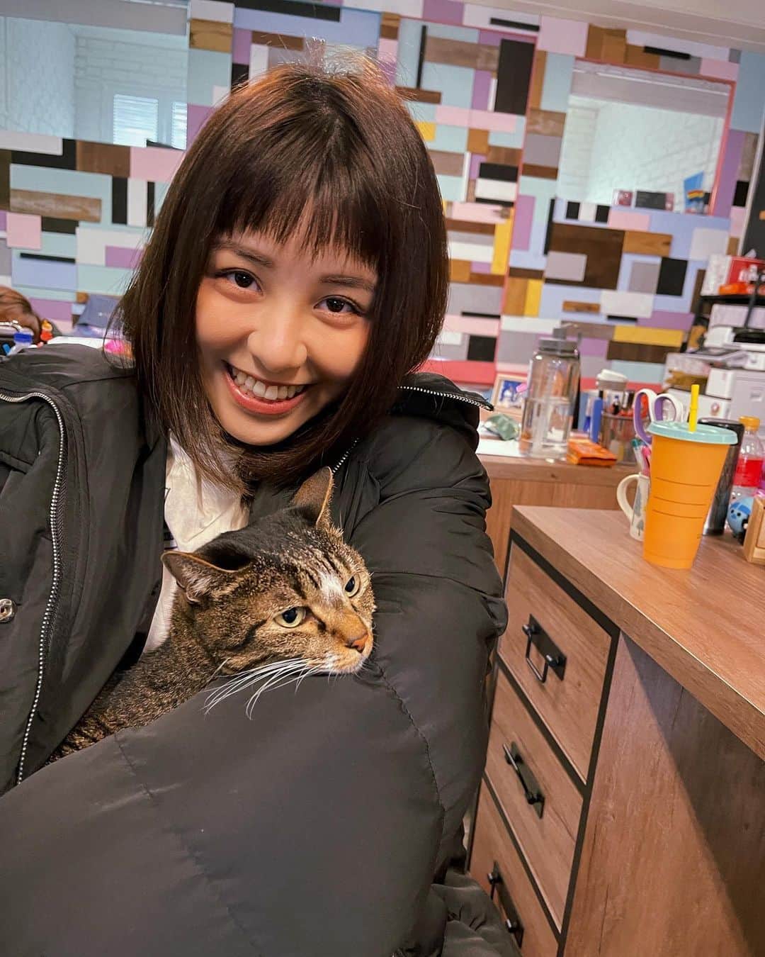 宇珊のインスタグラム：「天氣很冷 阿豹跑來取暖❤️ #被寵幸の珊」