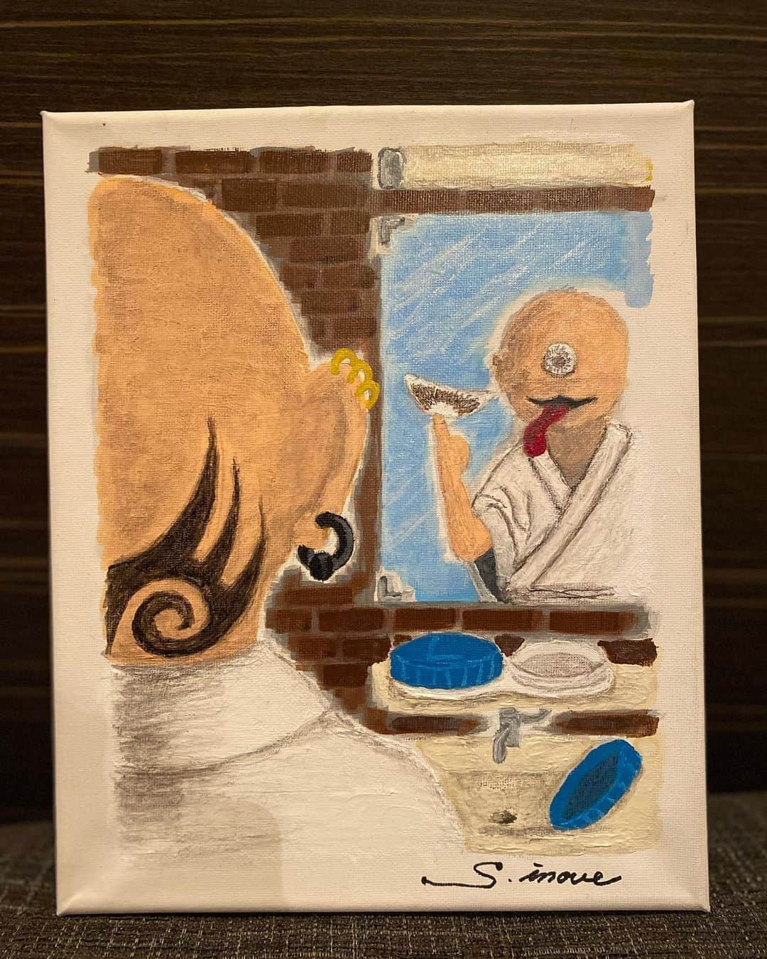 井上聡のインスタグラム：「正月に山に籠って絵を描いておりました。そこに特に意味はありません。 絵はすべてを忘れて没頭できると聞きますが、実際には作業中は逆に集中出来ないぐらい色んなことを考えています。  「ここはこうしよう、ああしよう」 「この絵はいったいなんなんだ？」 「そんな事より、車が欲しいなあ」 「買うならコンパクトカーだな」 「アウディのA1だったら小さいし街で楽かもな」 「改めてこの絵はいったいなんなんだ？」 「家で出来んじゃん」  という感じで、途中からアウディのA1の事を思いながら雑念だらけで描いていました。 それで完成した絵がこれです。 一つ目小僧の現代版の 「コンタクト一つ目小僧」になります。 衣類に変化はありませんが、視力の低下や、モテたくて黒目を大きく見せるディファインなどを利用するようになるかと思います。（ちなみにこの子は後者です） 何のために絵を描いているかは自分でもわかりませんが、また何か描いたら載せます。  #現代版の妖怪 #ディファイン一つ目小僧 #タイソンのようなタトゥー #右利きなのでRをいつも開けて使っている #ケースはワンオフ」