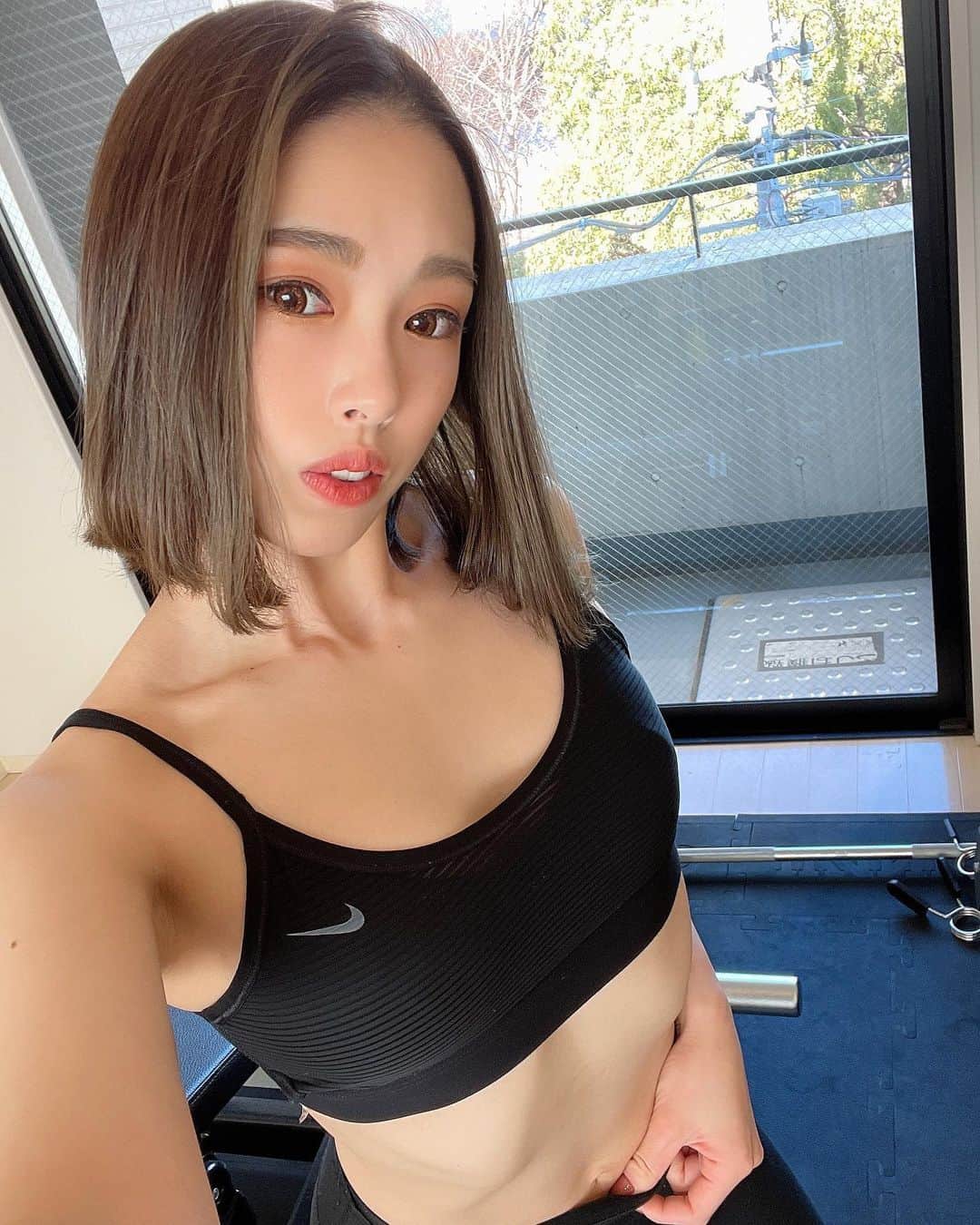 川戸沙羅のインスタグラム：「ポージングに必要なお腹を凹ませる練習をしている内に前よりもウエストが細くなった🧜🏻‍♀️✨  腹筋運動は増やしてません👙🌞  腹筋を割る為には沢山腹筋運動をするより食事の見直しがまずは大切🌟 男性の内臓脂肪は食事改善がポッコリお腹解消への近道🏃🏻  女の子でウエスト細くしたいから腹筋を沢山鍛えたい！って言う人は少なくないけど、それよりも大きな筋肉をしっかり鍛えて腹筋運動は適度に...🙆🏼‍♀️💕  #fitness #workout #workoutmotivation  #体幹トレーニング  #筋トレ #筋トレ女子 #筋トレダイエット  #ダイエット食事」