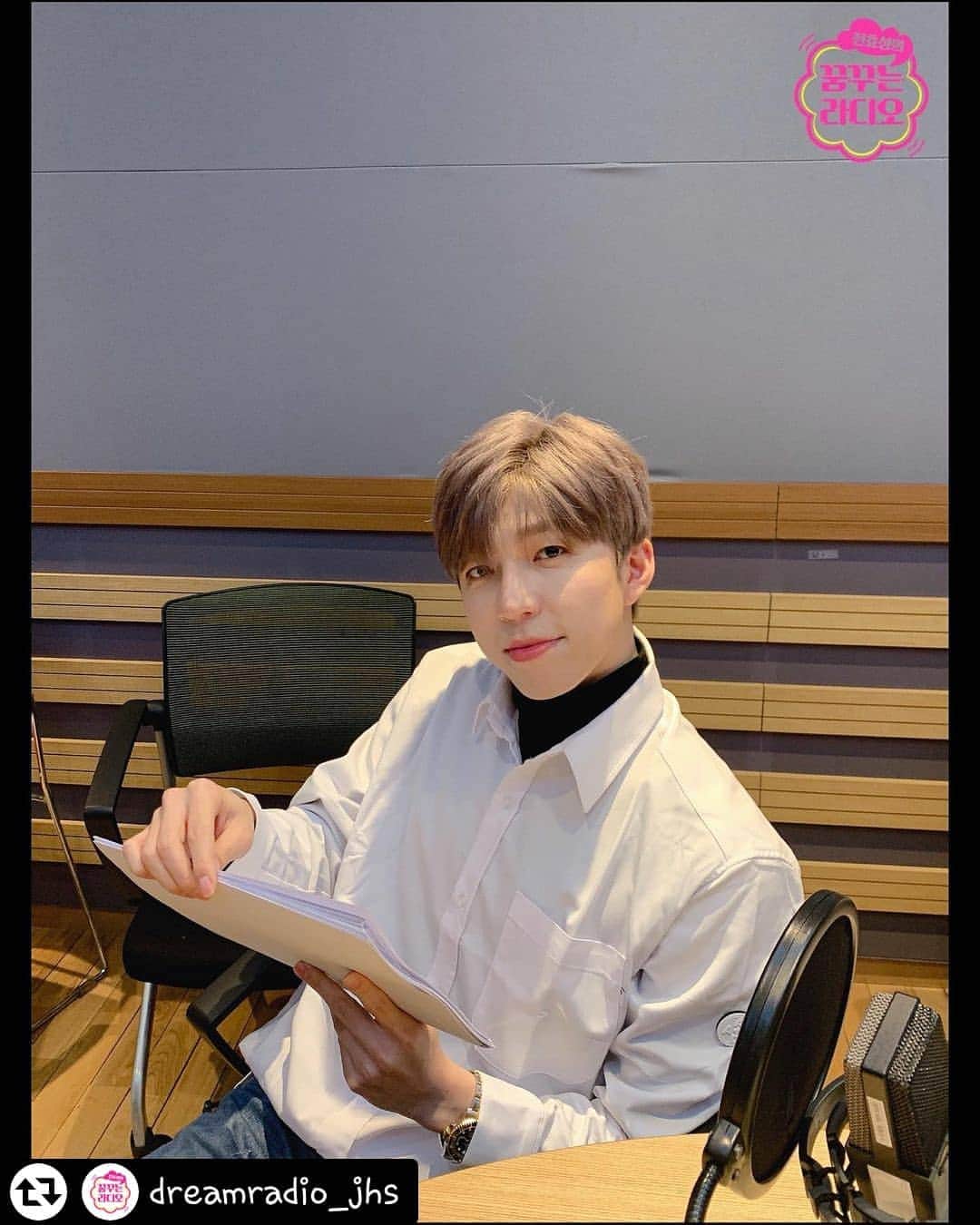 U-KISS（ユーキス）のインスタグラム：「[#수현] 💫꿈꾸는 라디오💫 ⠀ #설렘주의 💕 OPPA, 왜.. 그런 눈으로 쳐다보능거죠?😇😇  비주얼은 결재서류 훑는 본부장 재질인데,  실체는.....🤭🤭 이 남자의 반전 매력이 궁금하다면~  오늘 저녁 8시 꿈꾸라로 커몬!!!!  #MBC #라디오 #MBC라디오 #FM4U #전효성  #꿈꾸는라디오 #꿈꾸라 #전효성의꿈꾸는라디오 #수현 #유키스 (#리그램 - @dreamradio_jhs by @get_regrammer)」
