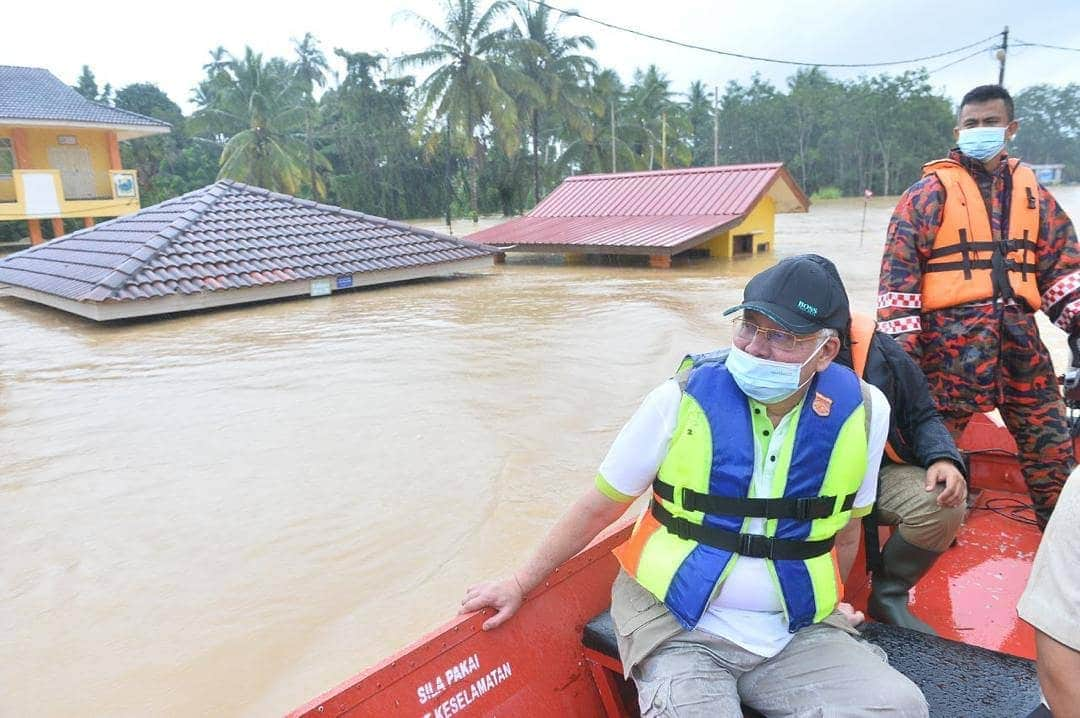 ナジブ・ラザクのインスタグラム：「Keadaan semasa di Pahang. Banyak kawasan ditenggelami air.  Tidak selamat untuk penduduk. Ada yang terputus hubungan.   Kita sedang cuba sebaik mungkin mengenal pasti dan membantu kawasan-kawasan ini.」