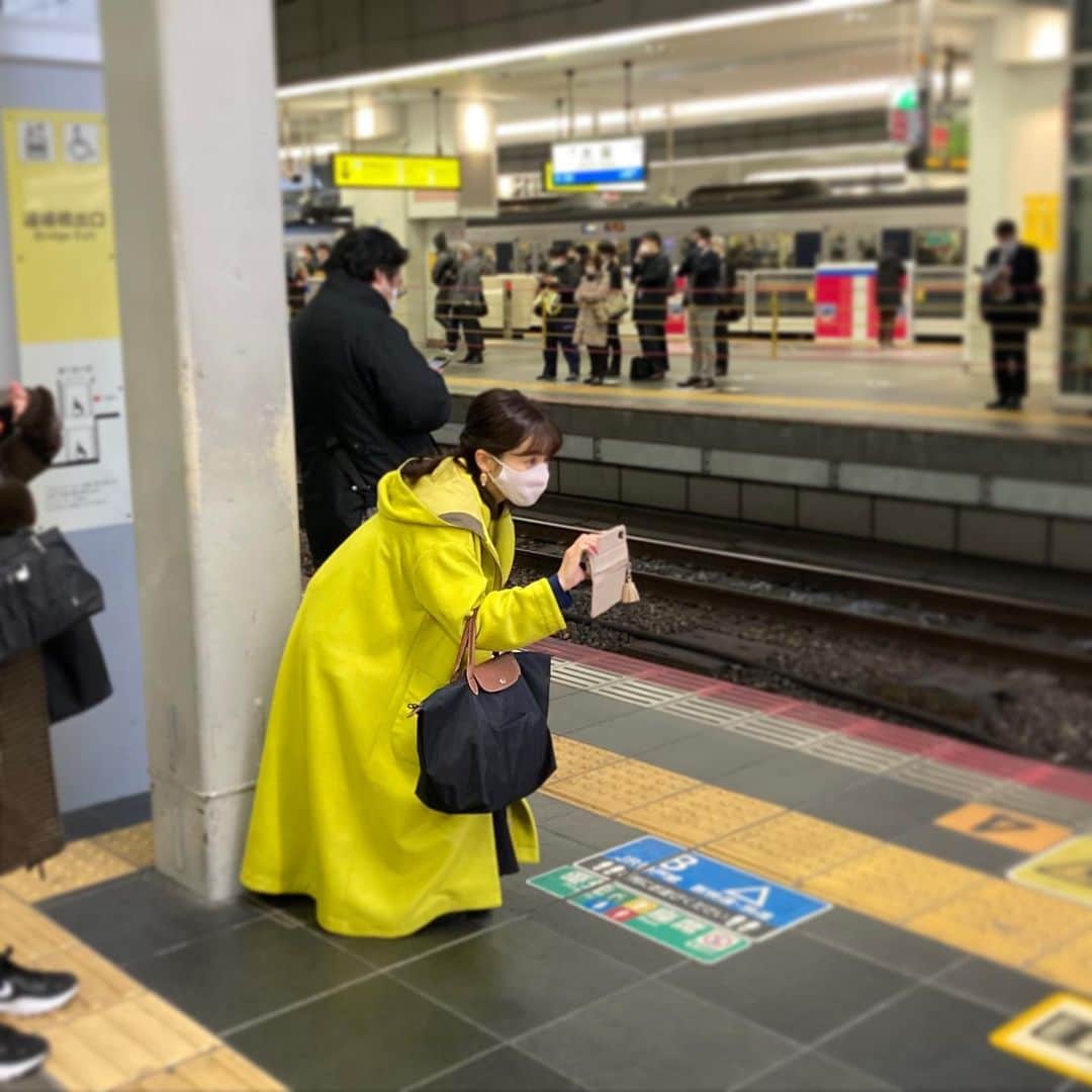 テレビ大阪「おとな旅あるき旅」さんのインスタグラム写真 - (テレビ大阪「おとな旅あるき旅」Instagram)「ソワソワする鉄子さん。  今夜のおとな旅あるき旅（テレビ大阪）は、2021年最初の放送！鉄道旅です。  お相手はもちろん雪乃ちゃん。 話題の特急「銀河」に乗り西へ。非日常な雰囲気が味わえる車内に2人も大満足！ 広島駅で途中下車して名物グルメも堪能。お楽しみに！  今夜 18:30〜  #おとな旅あるき旅#13年目#テレビ大阪#三田村邦彦#斉藤雪乃#特急#銀河#ウエストエクスプレス銀河#列車旅#瀬戸内#絶景#広島#平和記念公園#お好み焼き#カキ」1月9日 15時52分 - tvo.otonatabi