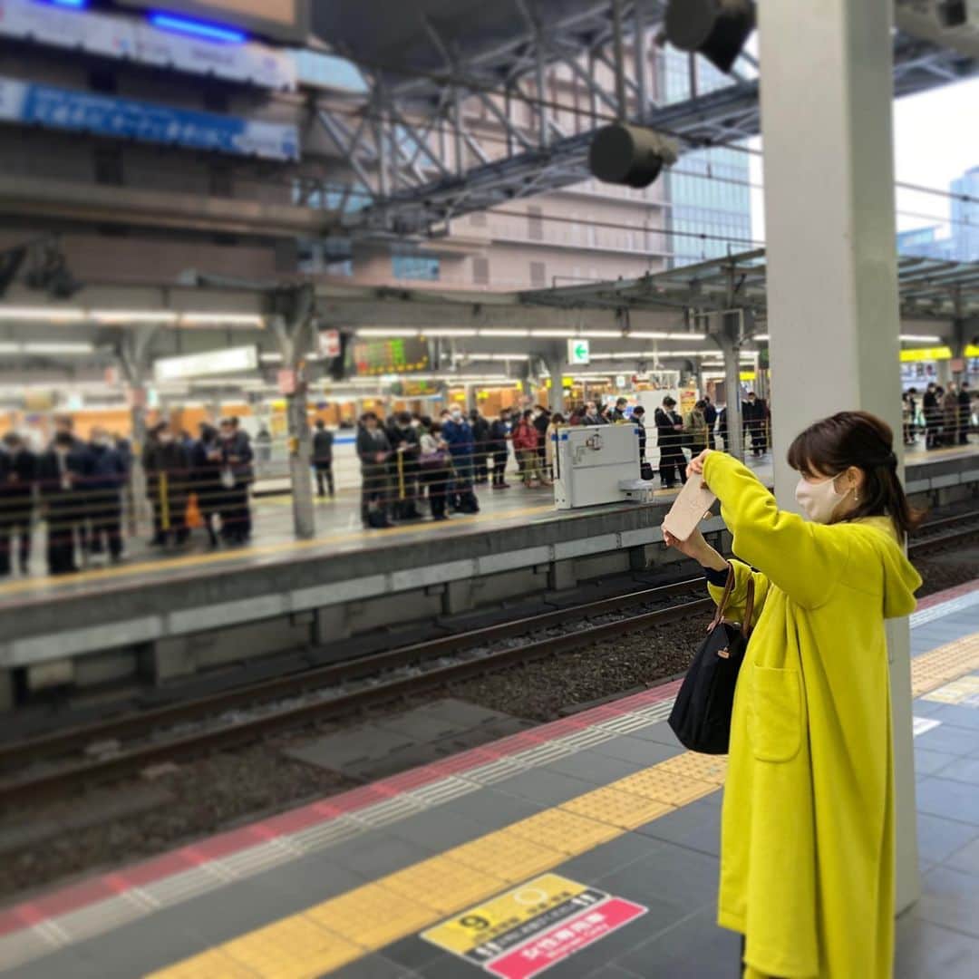 テレビ大阪「おとな旅あるき旅」さんのインスタグラム写真 - (テレビ大阪「おとな旅あるき旅」Instagram)「ソワソワする鉄子さん。  今夜のおとな旅あるき旅（テレビ大阪）は、2021年最初の放送！鉄道旅です。  お相手はもちろん雪乃ちゃん。 話題の特急「銀河」に乗り西へ。非日常な雰囲気が味わえる車内に2人も大満足！ 広島駅で途中下車して名物グルメも堪能。お楽しみに！  今夜 18:30〜  #おとな旅あるき旅#13年目#テレビ大阪#三田村邦彦#斉藤雪乃#特急#銀河#ウエストエクスプレス銀河#列車旅#瀬戸内#絶景#広島#平和記念公園#お好み焼き#カキ」1月9日 15時52分 - tvo.otonatabi