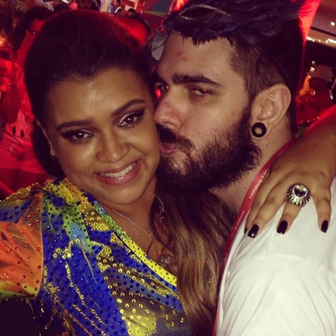 Preta Gilのインスタグラム：「Agora antes de dormir recebi a triste notícia que meu amigo Daniel Carvalho (Katylene) partiu !! Vim aqui prestar minha homenagem a um cara que eu admirava muito ele que inventou os memes antes de virar moda, ele que estava sempre ligado no que ia fazer sucesso, inventou um jeito irônico, provocativo de falar sobre os famosos quando tudo isso aqui ainda era mato!!!! Vivemos muitos momentos engraçados juntos, muita Noite Preta, Bloco da Preta, Camarote Expresso, ele sempre tava por perto e eu amava !!! Você foi precursor, foi ousado muitas vezes incompreendido porque você sempre foi à frente !!!! Só rezo a Deus nesse momento que sua passagem seja bonita cheia de luz como você era!!!! Nem vou falar pra você descansar em paz pois isso não combina com você!!! Obrigada por tudo Dani !!!」