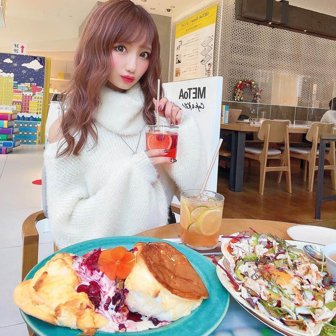 まゆぴちゅーさんのインスタグラム写真 - (まゆぴちゅーInstagram)「インスタ映えランチ🍴🌼 * 【📍𝙼𝙴𝚃𝚘𝙰  𝙲𝚊𝚏𝚎&𝚔𝚒𝚝𝚌𝚑𝚎𝚗/銀座】 * 銀座駅直結の東急プラザの1Fに なんともおしゃれなランチが食べられる カフェを発見\( ˆoˆ )/💡💓！！！ * スーパーフードや野菜を中心とした食事 とフォトジェニックな料理やスイーツ🥞 サラダみたいなやつは実はピザ🍕♥︎︎！！ ヘルシィぃぃぃ😎！ パンケーキもふわふわで美味しすぎた🥞🌺 * * 飲み物にもこだわっているオーガニックな cafeだったなー( ⸝⸝⸝⁼̴́◡︎⁼̴̀⸝⸝⸝)☕︎🌺💓🤍 私が持ってるデトックスジュース めちゃ美味しかったよんっ🍹💋♪ * * * #銀座 #銀座カフェ #銀座ランチ  #銀座グルメ #日比谷カフェ #有楽町カフェ  #東京カフェ #東京グルメ #オーガニック #オーガニックカフェ #パンケーキ #パンケーキ巡り #パンケーキ部  #ヘルシーランチ #フォトジェニック #フォトジェニックフード #インスタ映え #映えスイーツ #映えカフェ #都内カフェ #カフェ好きな人と繋がりたい  #カフェ巡り好きな人と繋がりたい」1月9日 15時56分 - mayu_03pichu