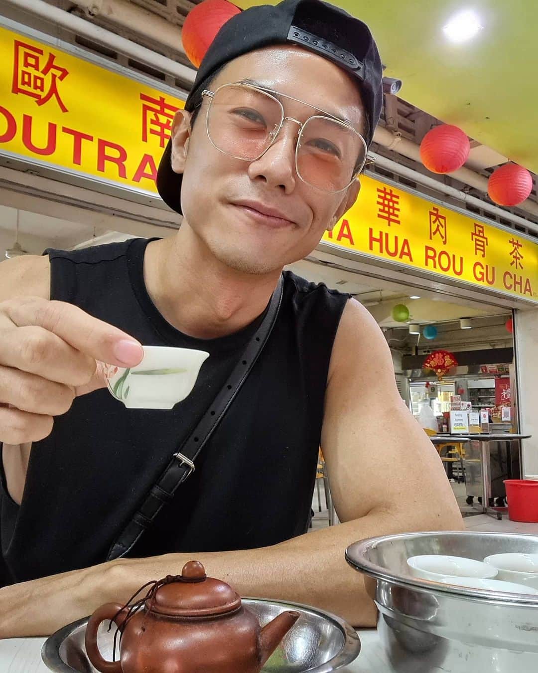 デスモンド・タンのインスタグラム：「Perfect weather for some BKT and hot tea. Have a lazy and snuggly weekend, fellas! 谢谢亚华的大哥大姐们的关心和好服务，这餐吃得好幸福!  . . .   🗣 Great, I know I've successfully planted the idea of having some hot BKT soup in your mind! 😜」
