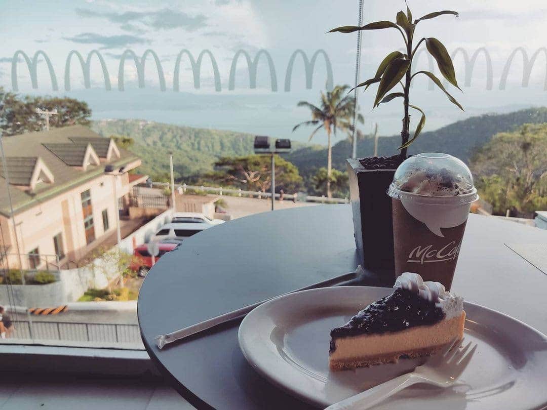 McDonald's Philippinesのインスタグラム：「Dine-in safely and bite into this delectable Blueberry Cheesecake paired with McCafe Oreo Frappe while overlooking this breathtaking view! 💛  Available in select McCafe stores.  Photo by @christianamoloria」