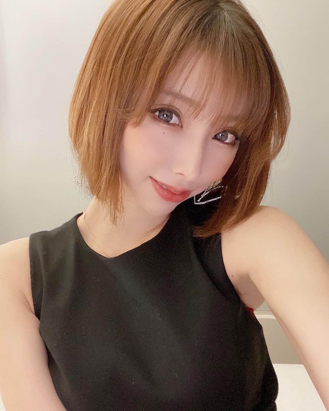 まりんのインスタグラム：「去年の年末、親指ぶつけた場所が 今年になって痛くなってきました😭（泣）治療しなきゃ❣️ 治療代...🥺❤️w  #仙台 #国分町」