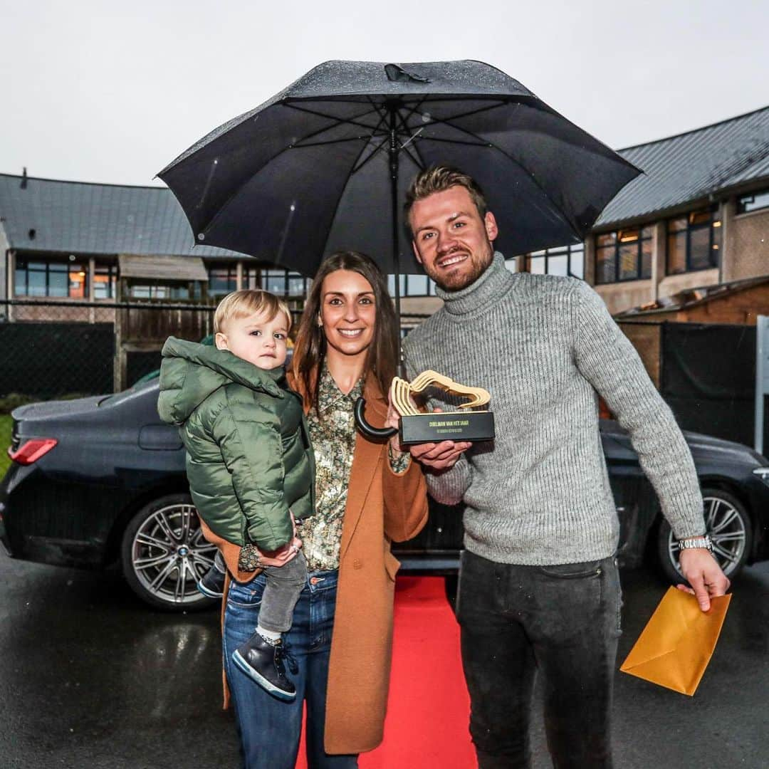 シモン・ミニョレさんのインスタグラム写真 - (シモン・ミニョレInstagram)「GK of the year for the 2nd year in a row!  A big shout out to @clubbrugge , my teammates, the coaching staff and especially my family to help make it happen! 🙏🏻😘💙🖤 @hlnsport #Goudenschoen #YNWA #NoSweatNoGlory #WeAreBruges #BluvnGoan」1月9日 16時01分 - 22mignolet22