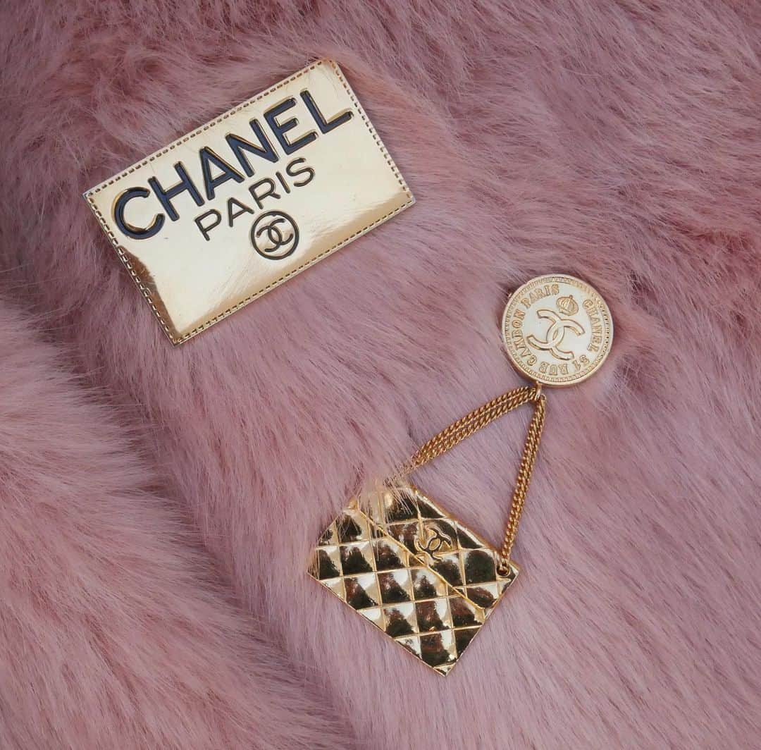 Vintage Brand Boutique AMOREさんのインスタグラム写真 - (Vintage Brand Boutique AMOREInstagram)「Vintage Chanel Bag Motif & Plate Brooches🍒  Not Available Online, DM us to Order💌  ✈️Worldwide Free Shipping 📩DM for more info and pricing  ➡️info@amorevintagetokyo.com  #vintagechanel #chanelbrooch #chanelaccesories #chaneladdict #amorevintage」1月9日 16時10分 - amore_tokyo