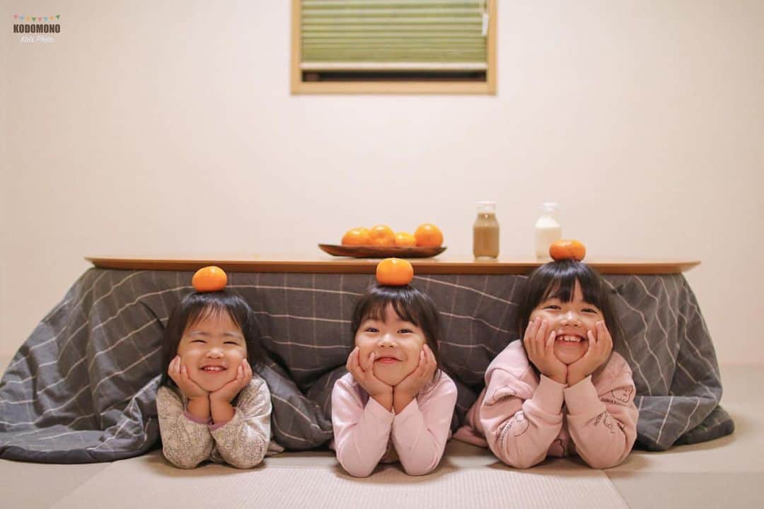 コドモノ！写真部さんのインスタグラム写真 - (コドモノ！写真部Instagram)「. 🕊💕 今回ご紹介するのは @yu.e.mii さんの投稿です。 . 三姉妹のお正月🍶 . @yu.e.mii さん「#コドモノ」のハッシュタグ付けありがとうございました。 . お子様のカワイイ姿、面白い瞬間、なんとも言えない表情などなど毎日募集中！@kodomono_photoをフォローの上、#コドモノ をつけて投稿してください💕 素敵な写真や動画はコドモノ！写真部がフィーチャーさせていただきます。 . 🍼画像や動画は投稿者様に許諾を得てコドモノ！写真部に掲載しています。ご本人以外の無断転載はお控えください。 . 👑はまキッズ大賞 たくさんのご応募ありがとうございました！発表まで今暫くお待ちください🎁 . ▼▽▼投稿毎日募集中▼▽▼  #3姉妹 #6歳女の子 #3歳女の子 #1歳女の子 #姉妹 #こどものいる暮らし #親バカ部 #お正月 #鏡餅 #みかん #かわいい」1月9日 16時10分 - kodomono_photo