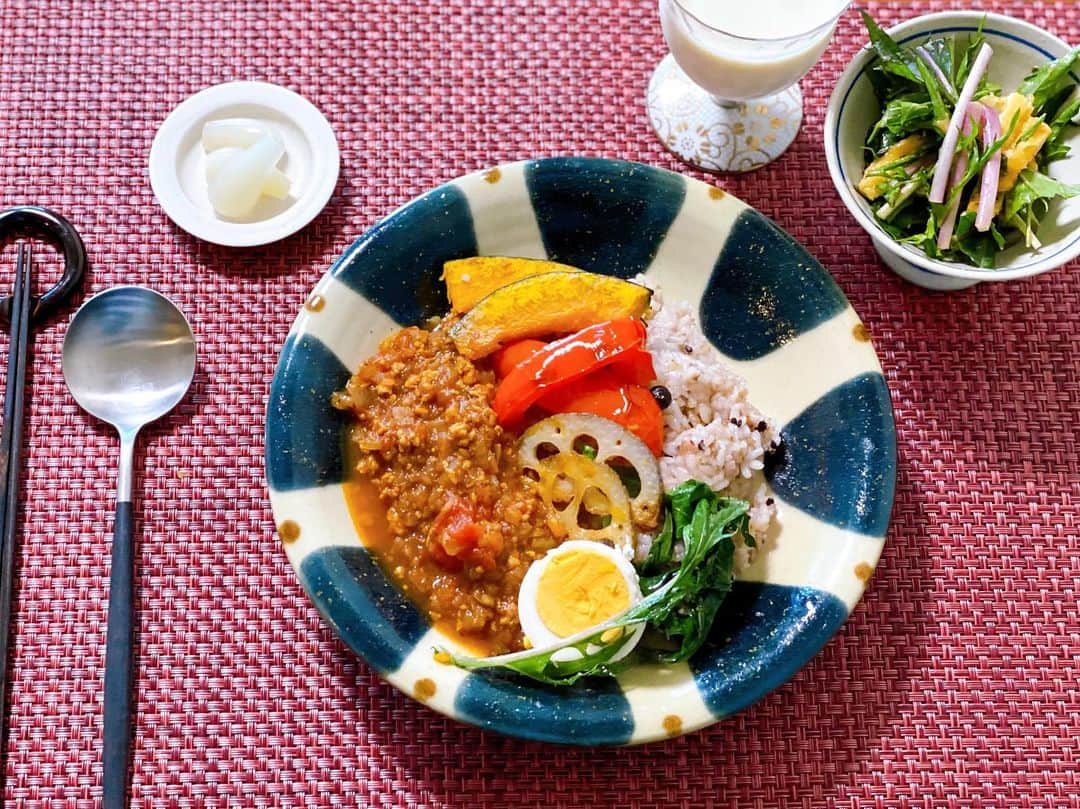 のインスタグラム：「おうちごはん、また載せていくね👩🏻‍🍳  #早織飯 #今日のごはん  #薬膳カレー #赤水菜と油揚げの酢味噌和え #砂丘らっきょう  #豆乳  #stayhome #stayhealthy」
