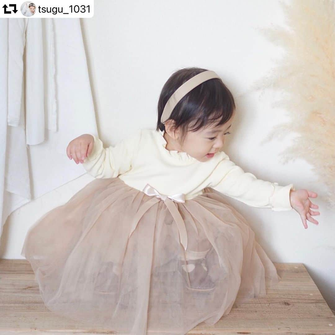 かわいいベビー服・子供服Babychuさんのインスタグラム写真 - (かわいいベビー服・子供服BabychuInstagram)「【ボリュームたっぷり💕ふわふわチュチュ】 . フリルネックのやわらかリブに、4枚重ねのふんわりチュチュがドッキング✨ プリンセスのようなガーリーなデザイン💖 . べびちゅモデルの @tsugu_1031 つぐちゃん、上品なベージュがとっても似合っています☺️ ヘッドアクセを付けて、おめかし💕 春にぴったりですね🌷 . リブ＆チュチュドッキングワンピースは、プロフィール欄のURLから、今すぐべびちゅのHPへGO💨  . 🌈《Babychuオリジナル》リブ＆チュチュドッキングワンピース カラー：ベージュ/スモーキーピンク サイズ：80/90/100/110/120 プライス：3,000円 tax . 紹介アイテム品番:lz-000027 . . #新作 #ベビーチュチュ #ドッキングワンピース #ワンピース #ベビーワンピース #rubanboucle #べびちゅオリジナル #べびちゅ #babychu #ig_kidsphoto #ig_babyphoto #かわいい #子供服 #ベビー服 #親バカ部 #女の子#娘 #赤ちゃん #ベビーコーデ #キッズコーデ #ベビーファッション #キッズファッション #出産祝い #baby #babychujp  .  #repost @tsugu_1031 ・・・ *﻿ ﻿ one-piece𓂃𓂂𓏸﻿ ﻿ *﻿ ﻿ ﻿ 《Babychuオリジナル》の﻿ リブ&チュチュドッキングワンピースを﻿ 着用させていただきました♡﻿ ﻿ ﻿ 首元と袖はくしゅくしゅっとした﻿ リブになっていてとってもcute♡﻿ ﻿ ﻿ 切り替え部分にはリボンが付いていて﻿ チュチュは上品なベージュだよ♡﻿ ﻿ ﻿ 普段着としてはもちろんだけど﻿ ボリューム感もあるから特別な日に着るのも◎﻿ ﻿ ﻿ これ一着でとーっても可愛いから﻿ コーデで悩む心配もなしっ！！﻿ ﻿ ﻿ ﻿ 春にぴったりなお洋服です♡﻿ 出産祝いやプレゼントにも是非♡﻿ ﻿ ﻿ ―――――――――――――﻿ 《Babychuオリジナル》 リブ＆チュチュドッキングワンピース/ベージュ﻿ 1y2m★75cm×9.1kg★﻿ @babychu2014 (#rubanboucle )﻿ 着用サイズ80﻿ ―――――――――――――﻿ ﻿ #babychu﻿ #べびちゅモデル﻿ #babychuモデル﻿ #rubanboucleコーデ﻿ #リュバンコーデ﻿ ﻿」1月9日 16時20分 - babychu2014