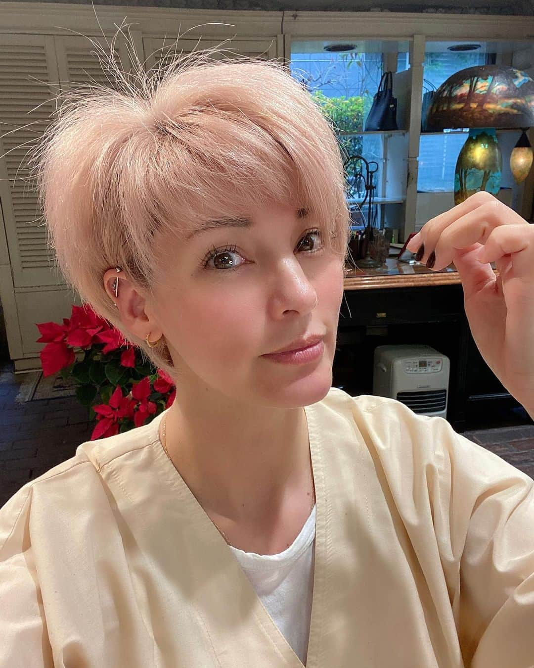 梅宮アンナさんのインスタグラム写真 - (梅宮アンナInstagram)「ヘアカットは、  @yesgeorgebeautysalon   古川さんカット✂️👋  #紀尾井町 ＃イエスジョージ #美容院 #ヘアスタイル  #古川さんカット」1月9日 16時14分 - annaumemiya