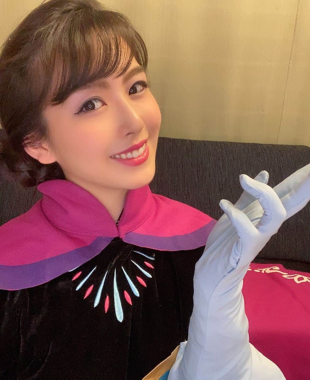 玉木碧さんのインスタグラム写真 玉木碧instagram アナと雪の女王 エルサ 今度はエルサの戴冠式ver 髪型も再現したよ エルサはアイシャドウを紫にして リップを紫寄りのピンクにするのがポイント 肌もハイライトいっぱい入れて色白に 笑 アナ雪 Frozen