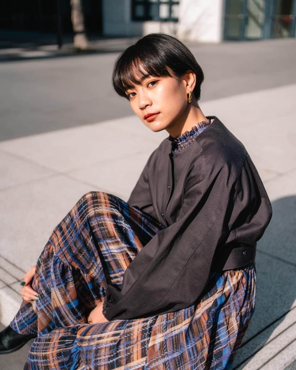 平アスカのインスタグラム：「15日販売の @lildor_official の新作。 ワンピースの上からショート丈ブラウスとしても着れます！ ボリュームのあるスリーブが存在感あってかわいい。 うしろのアクションプリーツで動きやすさも✨✨ . 上下別々にも着れるので着回しもしやすい！ . . 1/15（金）21:00〜販売スタート。 20:30〜インスタLIVE配信です。 . 販売情報はLINEから🌿 スワイプまたは プロフィールのLiLDOR公式LINE@からご追加できます。 . ============================= ペンタゴンネックドルマンワンピース 販売中。 ¥18,500 ============================== . #lildor #リルダール #ワークアウト #ワークアウトに出かけるドレス #workout #training #yoga #dress #teshioni #トワル」