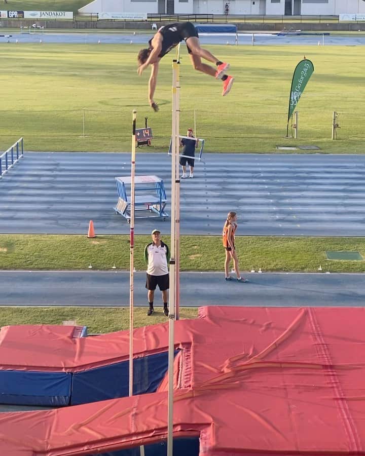 カーティス・マーシャルのインスタグラム：「8.1.21 🙏🏼 41•C 🥵 5.80 @adidasrunning /// #lfg」