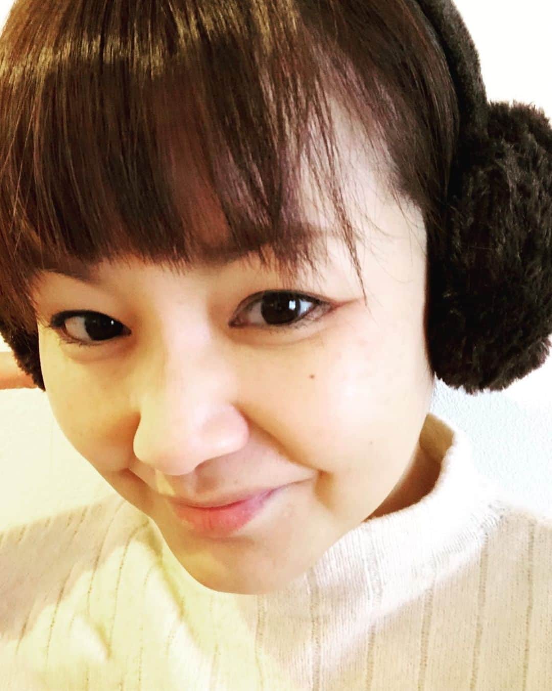 中澤裕子のインスタグラム：「・・  耳当てって。 今はなんて呼ぶの？ イヤーマフラー？ いや、 耳当てのほうがしっくりくる、、笑 昭和生まれなもんで。  何十年ぶりかに付けてみたけど あったかーい。  #子どものを付けてみた #昨日の雪遊び用 #買っておいて良かった」