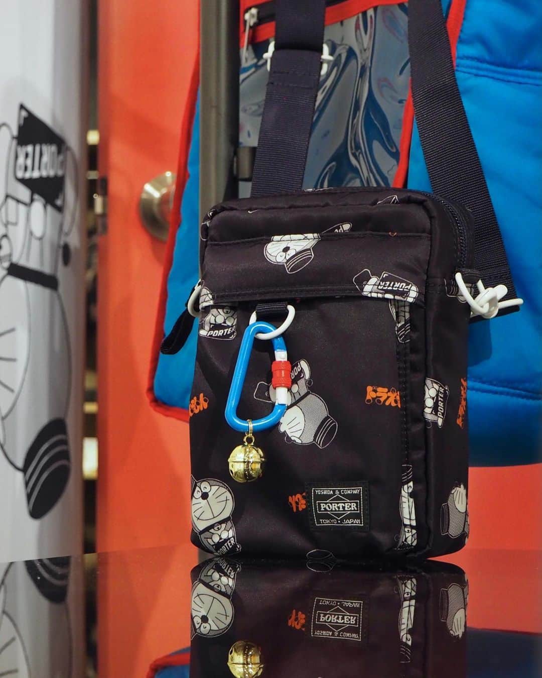 のインスタグラム：「.﻿ ただいまPORTER flagship store、PORTER STAND各店及びPORTER ZOZOTOWN店にて、来週12日（火）まで「ドラえもん × PORTER」オリジナルアイテムを完全数量限定でご予約を承っております。 ﻿ 予約受付期間：～2021年1月12日（火）当該店舗営業時間内﻿ ﻿ 実施店舗：PORTER OMOTESANDO﻿ 　　　　　PORTER MARUNOUCHI﻿ 　　　　　PORTER OSAKA﻿ 　　　　　PORTER STAND 品川駅店﻿ 　　　　　PORTER STAND 東京駅店﻿ 　　　　　PORTER STAND 京都店﻿ 　　　　　PORTER ZOZOTOWN店﻿ 　　　　　https://is.gd/XZ5wsx  対象アイテム：﻿ ＜PORTER flagship store／PORTER ZOZOTOWN店のみ＞﻿ ・トートバッグ ￥35,500（税別）﻿ ・2WAYショルダーバッグ ￥20,000（税別）﻿ ・ウエストバッグ ￥23,000（税別）﻿ ﻿ ＜PORTER STAND／PORTER ZOZOTOWN店のみ＞﻿ ・デイパック ￥37,500（税別）﻿ ・2WAYトートバッグ ￥28,000（税別）﻿ ・ショルダーバッグ ￥27,500（税別）﻿ ﻿ ＜実施店舗全店＞﻿ ・ロングウォレット ￥24,000（税別）﻿ ・マルチウォレット ￥17,000（税別）﻿ ・ポーチ ￥16,000（税別）﻿ ﻿ お渡し予定日：2021年5月中旬﻿ ﻿ ※完全数量限定につき、規定の予約数を満たした場合は販売を終了いたします。﻿ ※PORTER flagship storeとPORTER STANDにおいては予約対象アイテムが異なります。 ※お電話での予約も承っています。﻿ ※状況によってはお渡し予定日が前後する場合がございます。﻿ ※「ドラえもん × PORTER」オリジナルアイテムの雑貨類は予約対象外です。﻿ ※その他詳細につきましては直接店舗にお問い合わせください。﻿ ﻿ なお、PORTER flagship store、PORTER STAND各店では、引き続き「ドラえもん」の50周年を記念したイベントを開催しております。﻿ ﻿ 開催期間：～2021年1月12日（火）﻿ ﻿﻿ ※店舗では引き続き感染拡大予防対策を実地させていただいており、お客様及び従業員の安全と健康に配慮し、状況に応じて入店を規制させていただく場合がございます。﻿  ©Fujiko-Pro﻿ ﻿ #yoshidakaban #porter #luggagelabel #porteryoshida #madeinjapan #japan  #porterflagshipstore #porterstand #zozotown　#theportergallery #omotesando #marunouchi #osaka #trunkshow #shinagawa #tokyo #kyoto #吉田カバン #ポーター #ポータースタンド #表参道 #丸の内 #大阪 #品川 #東京 #京都 #ゾゾタウン #ドラえもん #DORAEMON」