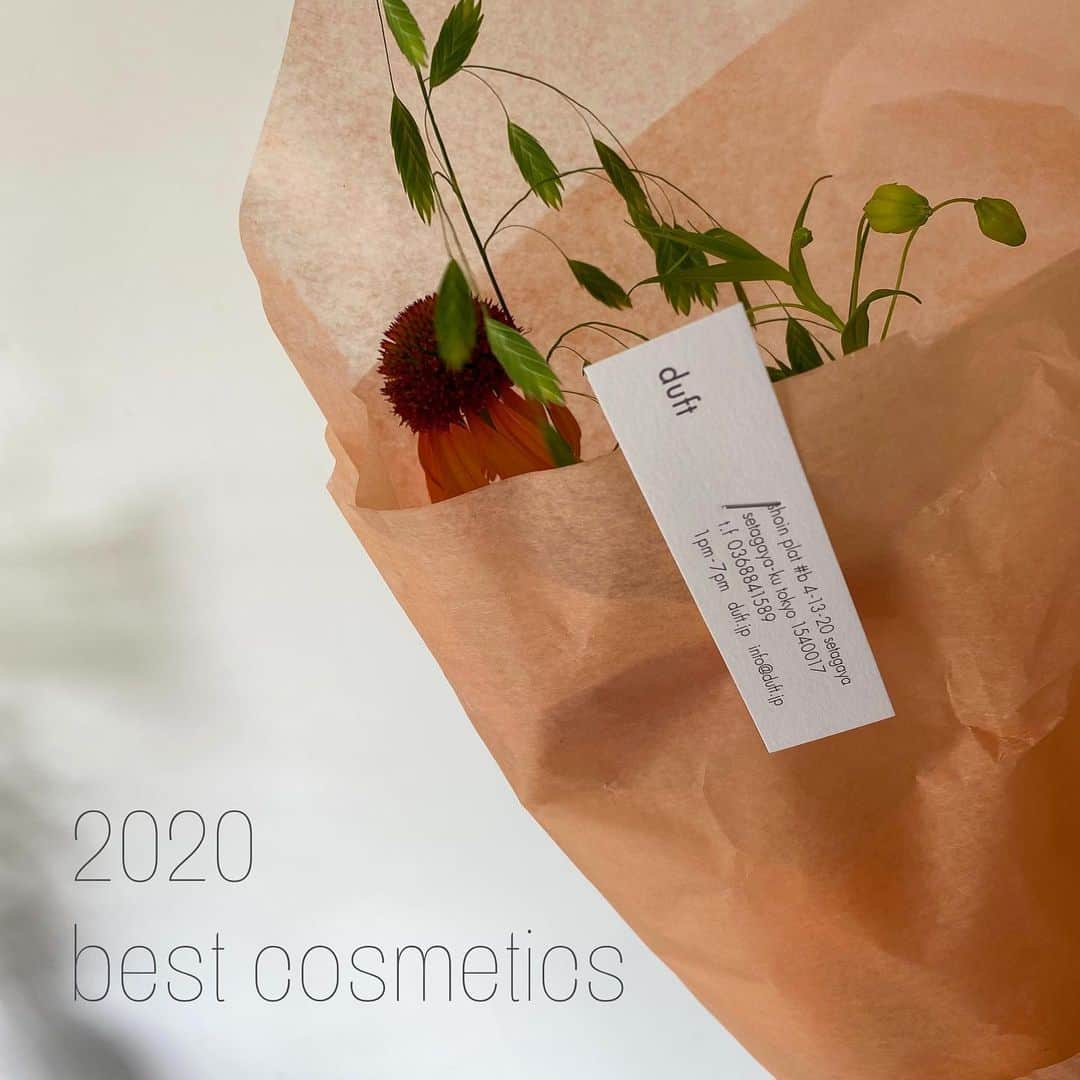 宮崎葉のインスタグラム：「-best cosmetics 2020-  今更ながらの2020ベストコスメです👶🏻 独断で選びに選び抜いた9選！  スキンケアだいすき人間なのですが、大事な工程はたっくさんあるけれど個人的に欠かせない、「クレンジング・洗顔でお肌のいらないものをしっかり落とす」「水分をたっぷり入れ込む」のふたつに特化してるのかな〜と思います🐥🥺  ※the ordinaryはまじで刺激が強いし、併用不可もあるし、値段もまちまちなのでネットでちゃんと調べておくんなまし...  #bestcosme2020  #bestcosmetics2020  #ベストコスメ #ベストコスメ2020」