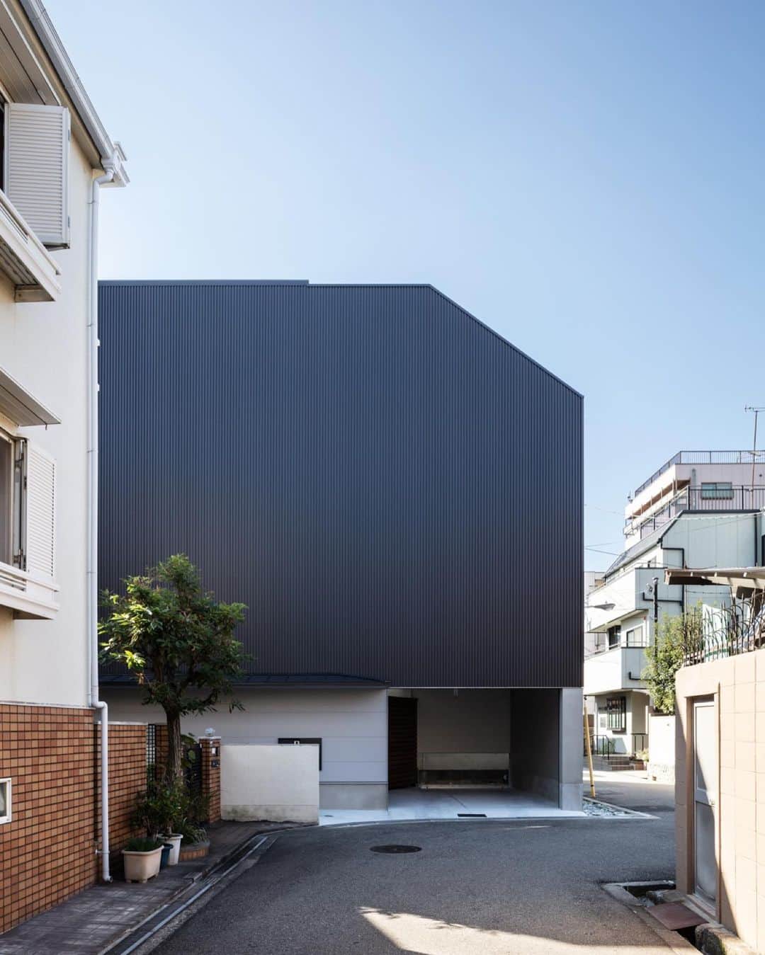 Horibe Associates co., ltd. のインスタグラム：「・ House in Higashisumiyoshi  more⇨@horibeassociates  線路高架を望むことができる駅からほど近い住宅密集地に位置する敷地  プライバシーの保たれた屋外テラスと 3層吹抜けのリビング空間が家族を繋ぐ 木造３階建て中庭型住居  #耐震等級3 #長期優良住宅  photo @yoheisasakura  ・ #architecture#architect#architecturephoto#architecturephotografy #architettura#Kiếntrúc#arquitectura#Architektur#Arkitekture#architexture #マイホーム記録#マイホームメモ#ガレージハウス」