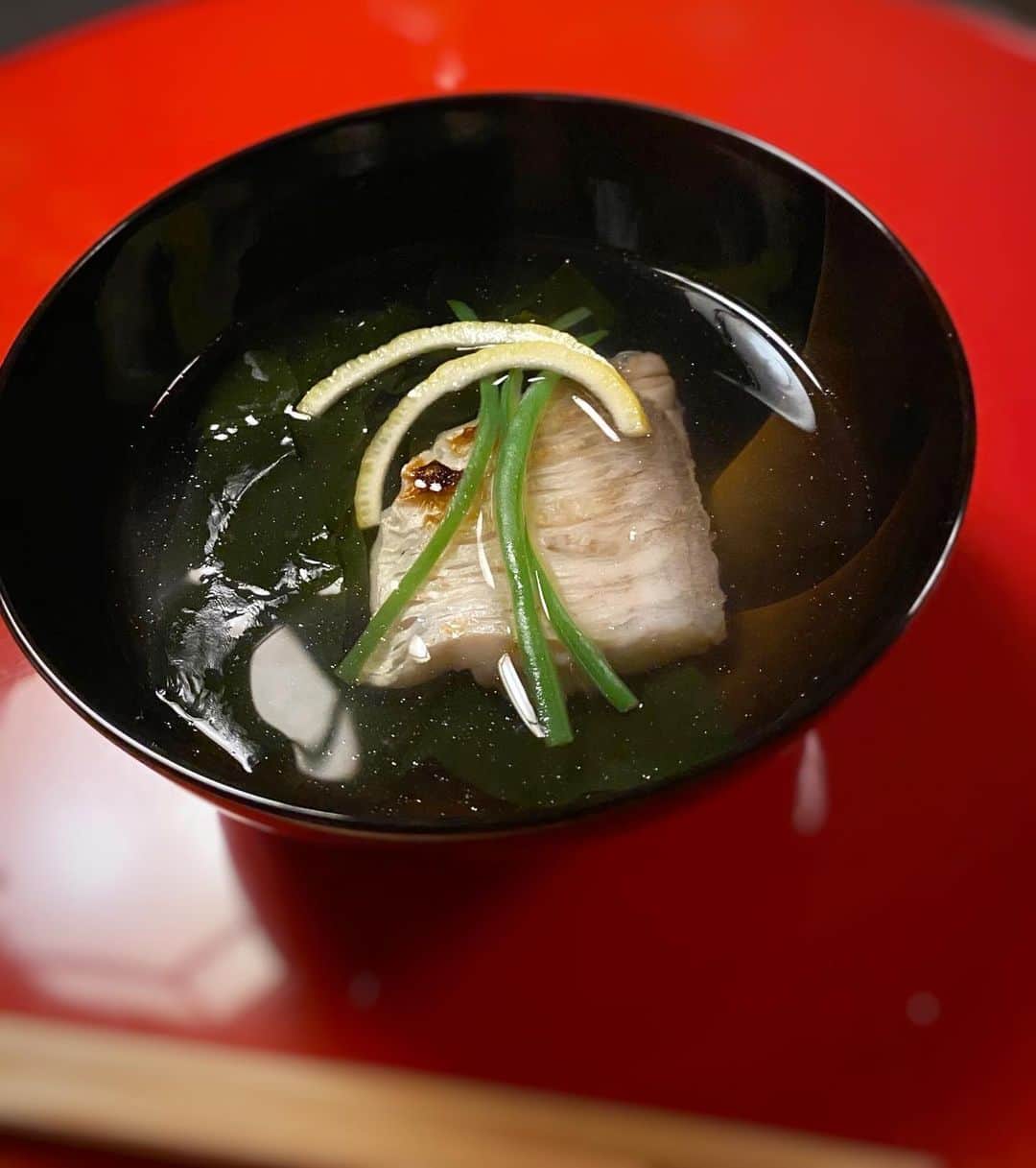 香西かおりのインスタグラム：「. のどくろのお椀。 お魚の脂が乗っているのと あっさりお出汁が絶妙😌 . #のどぐろ #お椀 #香西かおり #飯スタグラム」
