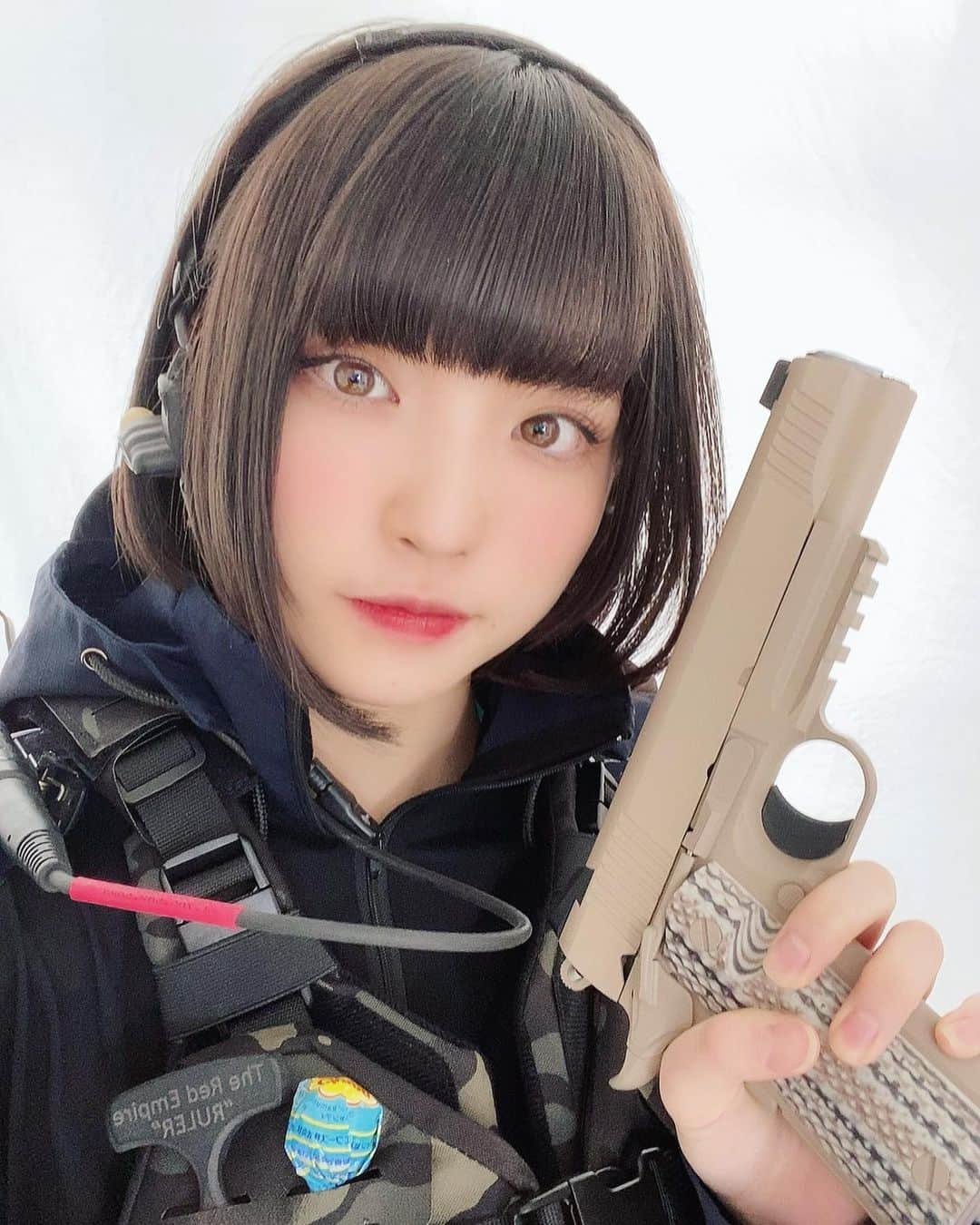 根本凪さんのインスタグラム写真 - (根本凪Instagram)「PEACECOMBAT3月号  ねもぺろ表紙です！ オフショット先生  #PEACECOMBAT #サバゲー #サバゲー女子」1月9日 16時37分 - nemonagi