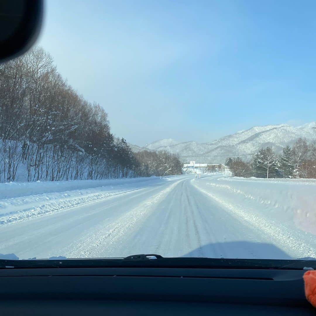 佐々木明のインスタグラム：「【Eazy morning】 若い子達が将来車を持ってキンと冷え込んだ朝、車を走らせ綺麗な朝陽なんかを浴びながら車運転して山とか海とか仕事とかに向かう時が来ると思うんですが、こんな景色だったら本当に気持ちいいんです^_^ 車はいいです。 遠くに運んでくれるし、1人の空間にもなれるし、遊び道具をいっぱい積んで思い出を作れますから。」