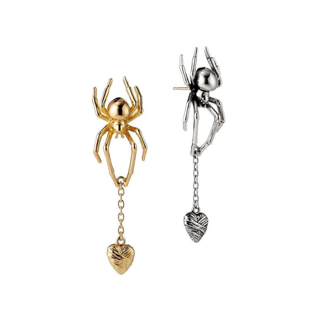 ジャスティンデイビスのインスタグラム：「“CHARLOTTE” Earring / HEART ⠀ 自らが吐いた糸でハートをキャッチするシャーロットピアス 耳もとでハートがゆれるポストタイプのデザイン ⠀ #justindavis #ジャスティンデイビス」