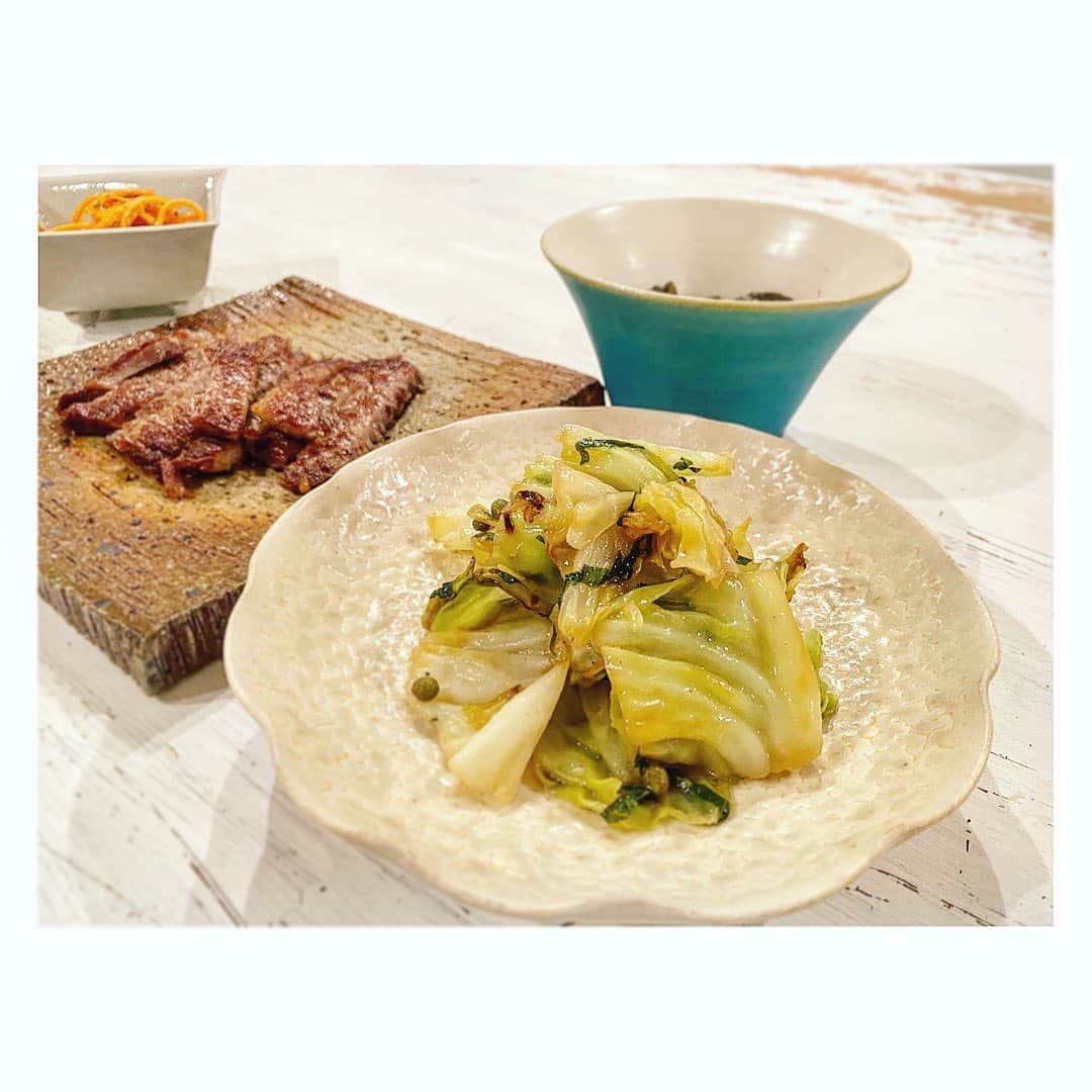廣瀬規子のインスタグラム：「【キャベツと大葉、実山椒のバター醤油炒め】 ・ 先日、インスタライブしながら作った一品です。 むちゃくちゃ簡単でしかも美味しいので、是非お試しあれ❣️ ・ 【準備するもの】 ・キャベツ ・大葉 ・実山椒 ・バター ・だし醤油 ・ガーリックオリーブオイル ・鮎魚醤 ・ ※素人のレシピですので、分量は適当です🙏😅🙇‍♀️ ・ 【作り方】 ①ガーリックオリーブオイルを入れて強火で適当な大きさに切ったキャベツを炒めます。 ②そこそこ火がキャベツに通ったら、バターと、鮎魚醤をさっと回しかけて。 ③炒めながら千切りにした大葉（キャベツの量にもよるけど、一袋入れちゃえ！）、実山椒（たっぷりめw）を入れて、 さっと和えるようにして炒めたら、最後にだし醤油を回しかけて出来上がり❣️ ・ キャベツの消費に役立つ一品です👍💕 ・ ・ #キャベツレシピ  #キャベツ料理 #キャベツ最高 #キャベジン万歳😎 #素人のレシピ #のりこの気まぐれレシピ #使ってる調味料は #新春第一弾寂しがりやライブでご紹介しています🙈 #強火でササっと炒めたい」
