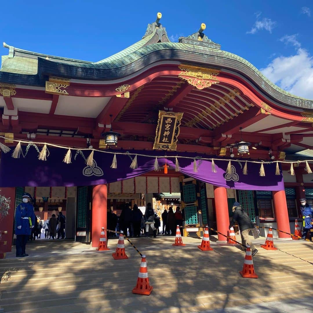 笑福亭恭瓶のインスタグラム：「あけましておめでとうございます⛩ ようやく初詣できました。 西宮神社の宵えびすへ。 コロナで例年より静かな境内でした。 #笑福亭恭瓶  #西宮神社」