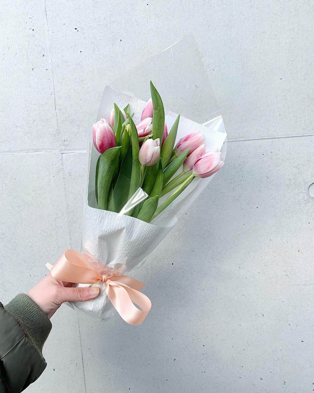 畑中奈緒美さんのインスタグラム写真 - (畑中奈緒美Instagram)「・ 2021.1.9（Sat） 今月のお花♡ 春を先取りな可愛いチューリップ🌷 ・ ・ 大好きなDIVAちゃんが旅立って今日でちょうど1年。 淡いピンク色の可愛いチューリップがDIVAのイメージにぴったり🐶💓 大好きなササミとブロッコリーとおイモ食べて今頃元気に走り回ってるかなぁ🥰 ・ ・ ・ ・ #DIVA #love #flower #tulips #dog #pug #チューリップ #🌷」1月9日 16時45分 - hatanaka_naomi