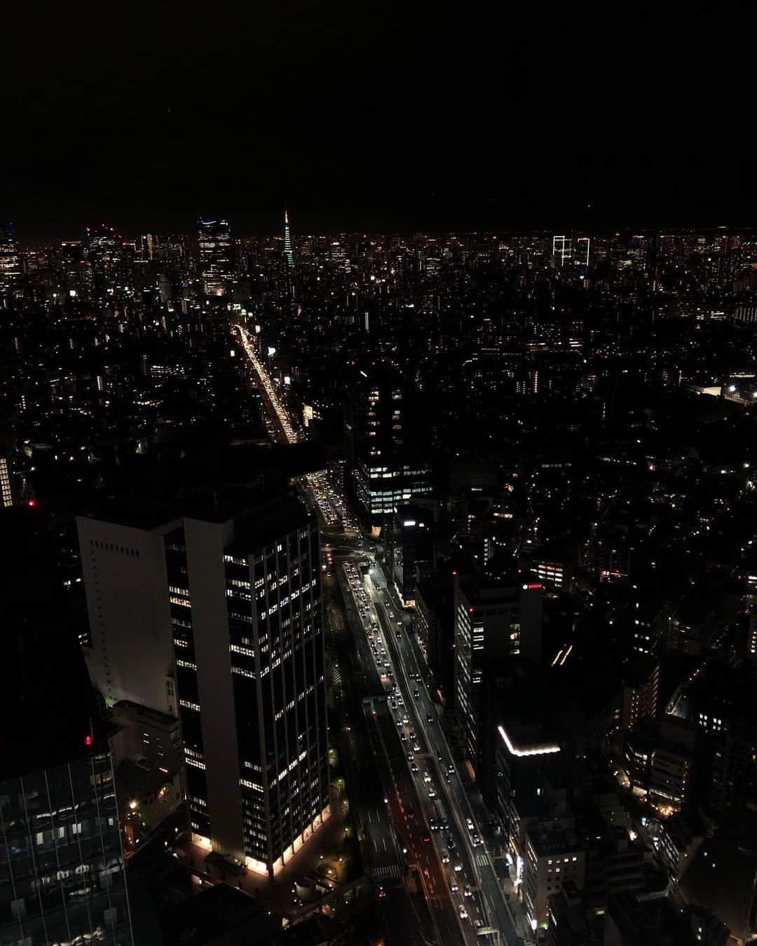 藤村結衣のインスタグラム：「． ずいぶん前に渋谷スカイ行って来た時の〜〜🌉❤︎ 夜景がとっても綺麗で、素敵でした！！ お友達が撮ってくれた画像📸  #渋谷スカイ #夜景 #渋谷  #shibuyasky #sky」
