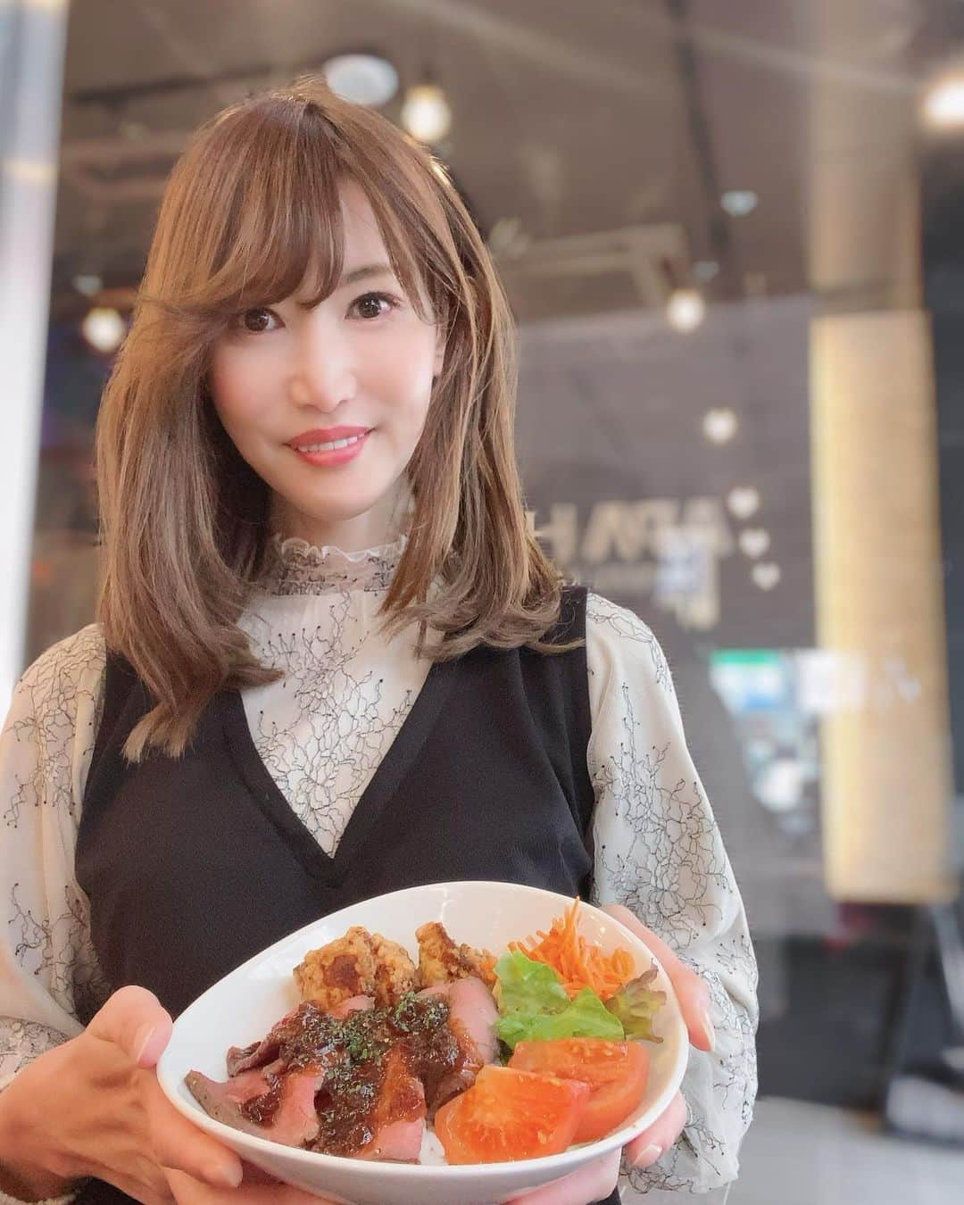 渋谷恭子さんのインスタグラム写真 - (渋谷恭子Instagram)「ローストビーフ＆唐揚丼 この組み合わせ、嬉しい😋💕  #ローストビーフ #唐揚げ #唐揚 #丼 #丼スタグラム #ママ #ママライフ #ママスタグラム #お肉好きな人と繋がりたい #ローストビーフ丼 #食べスタグラム」1月9日 16時50分 - kyoko.86